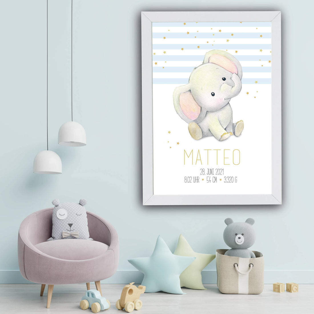 Unser traumhaft sĂŒĂes Geburtsposter âElefantâđ, Mit diesem Bild macht ihr alles richtig! Durch die sinnliche Gestaltung, passt sich das Poster, mit dem im Vordergrund gehaltenen Baby-Elefanten. , Copyright: 321geschenke.de