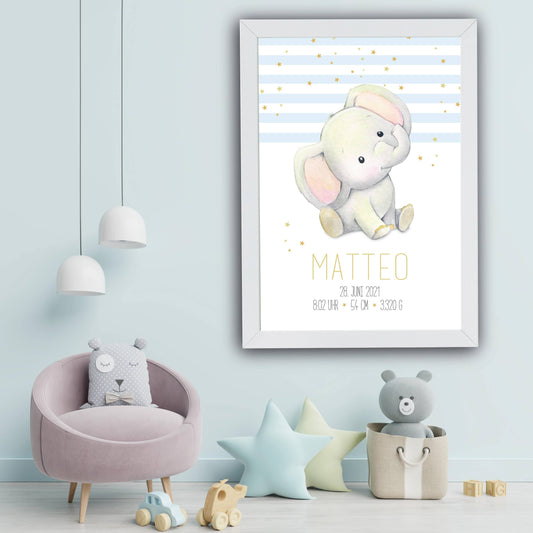 Unser traumhaft süßes Geburtsposter “Elefant”🐘, Mit diesem Bild macht ihr alles richtig! Durch die sinnliche Gestaltung, passt sich das Poster, mit dem im Vordergrund gehaltenen Baby-Elefanten. , Copyright: 321geschenke.de