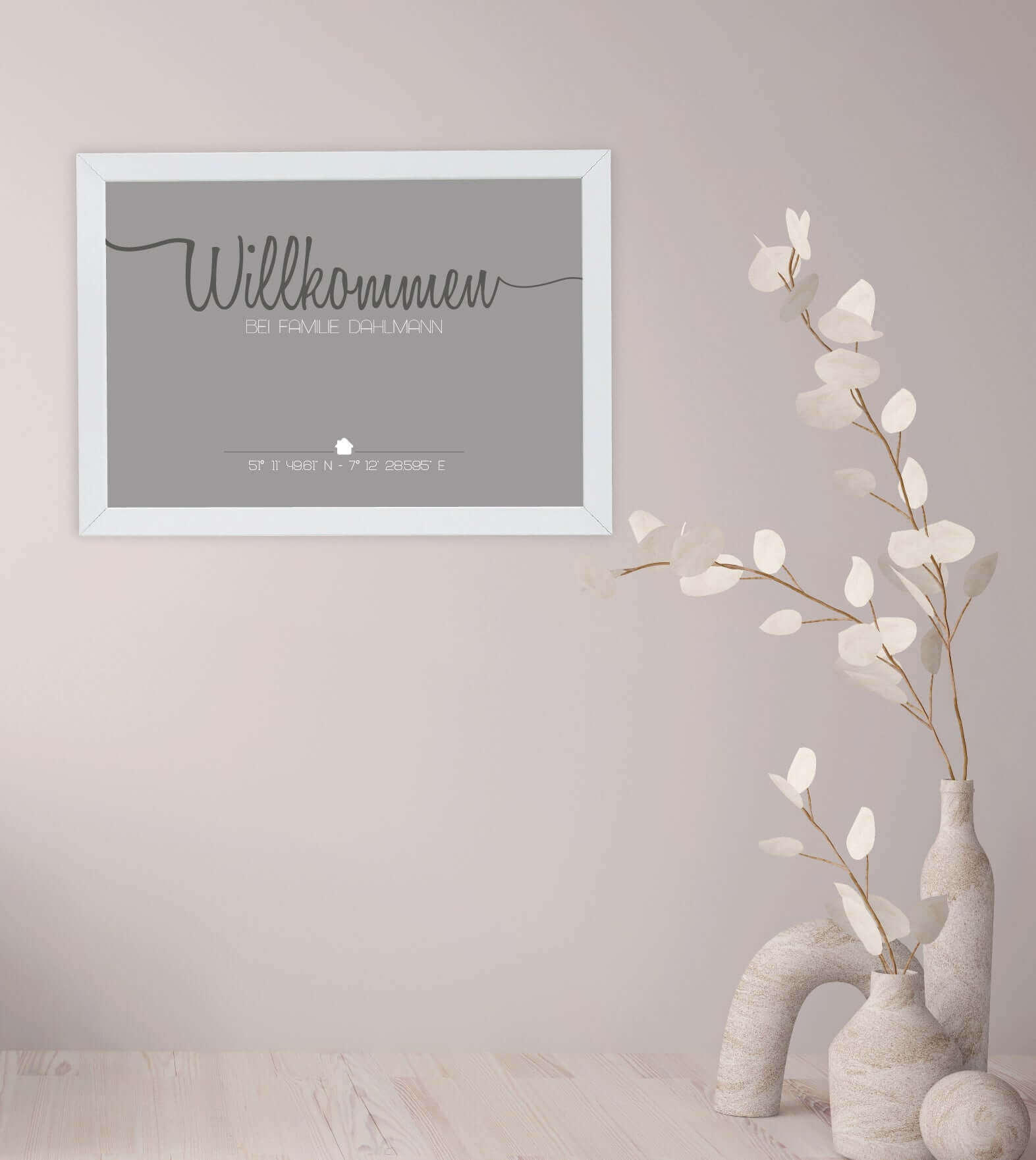 Anwendungsbild_Personalisiertes Bild "WILLKOMMEN", Bildfarbe: Weiß, Grau, Anthrazit/Schwarz, Bildgröße: 13x18cm, DIN A4, DIN A3, Bilderrahmen: Ohne Bilderrahmen, Bilderrahmen weiß, Bilderrahmen schwarz, Bilderrahmen weiß mit Passepartout, Bilderrahmen sch