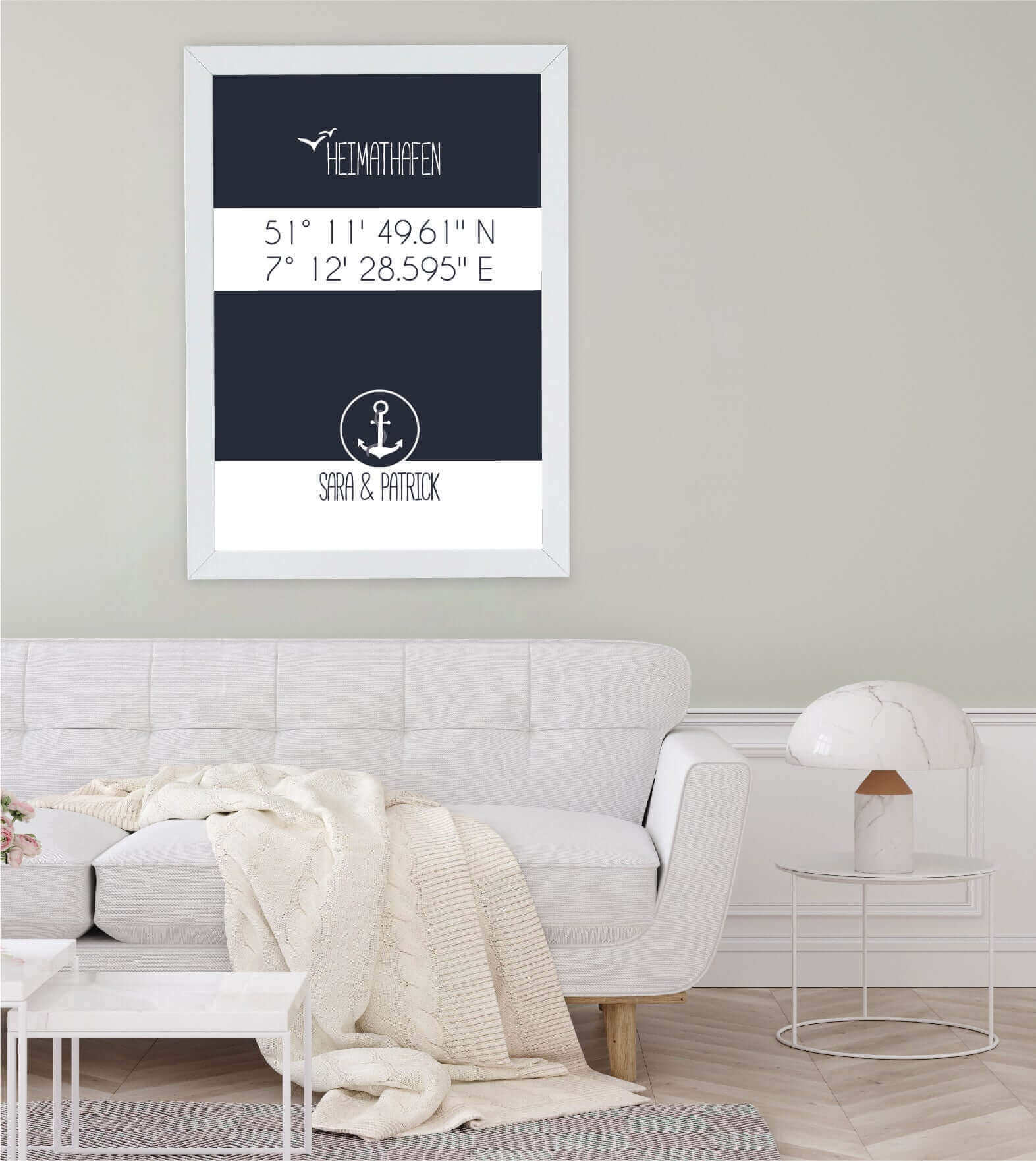 Anwendungsbild_Personalisiertes Koordinaten Bild "HEIMATHAFEN" mit Anker, Bildfarbe: Blau, Grau, Anthrazit/Schwarz, Bildgröße: 13x18cm, DIN A4, DIN A3, Bilderrahmen: Ohne Bilderrahmen, Bilderrahmen weiß, Bilderrahmen schwarz, Bilderrahmen weiß mit Passepa