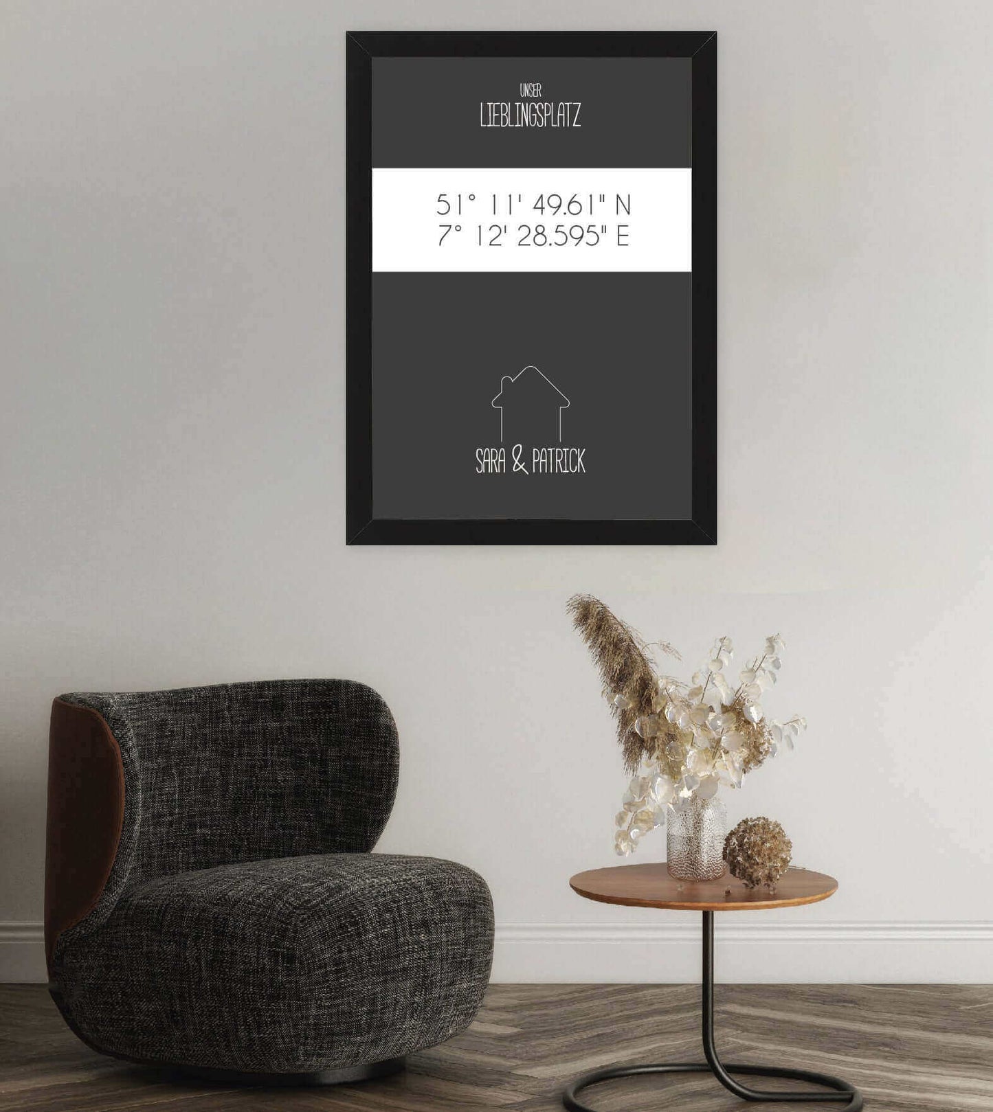 Anwendungsbild_Personalisiertes Koordinaten Bild "Lieblingsplatz" - Haus, Bildfarbe: Grau, Anthrazit/Schwarz, Bildgröße: 13x18cm, DIN A4, DIN A3, Bilderrahmen: Ohne Bilderrahmen, Bilderrahmen weiß, Bilderrahmen schwarz, Bilderrahmen weiß mit Passepartout,