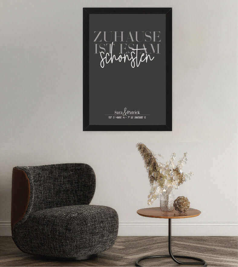 Anwendungsbild_Personalisiertes Bild "ZUHAUSE IST ES AM SCHÖNSTEN", Bildfarbe: Weiß, Grau, Anthrazit/Schwarz, Bildgröße: 13x18cm, DIN A4, DIN A3, Bilderrahmen: Ohne Bilderrahmen, Bilderrahmen weiß, Bilderrahmen schwarz, Bilderrahmen weiß mit Passepartout,