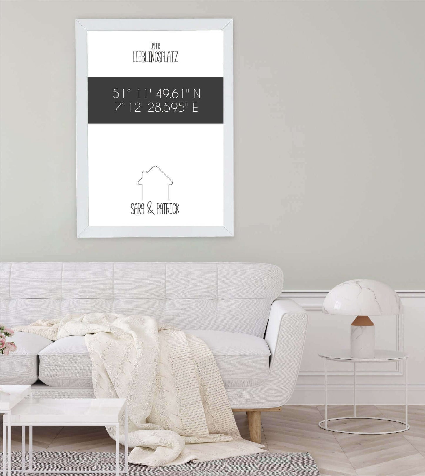 Anwendungsbild_Personalisiertes Koordinaten Bild "Lieblingsort" - Haus, Bildfarbe: Grau, Anthrazit/Schwarz, Bildgröße: 13x18cm, DIN A4, DIN A3, Bilderrahmen: Ohne Bilderrahmen, Bilderrahmen weiß, Bilderrahmen schwarz, Bilderrahmen weiß mit Passepartout, B