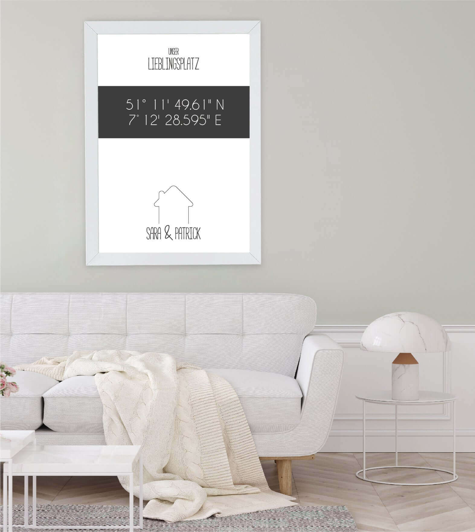 Anwendungsbild_Personalisiertes Koordinaten Bild "Lieblingsort" - Haus, Bildfarbe: Grau, Anthrazit/Schwarz, Bildgröße: 13x18cm, DIN A4, DIN A3, Bilderrahmen: Ohne Bilderrahmen, Bilderrahmen weiß, Bilderrahmen schwarz, Bilderrahmen weiß mit Passepartout, B