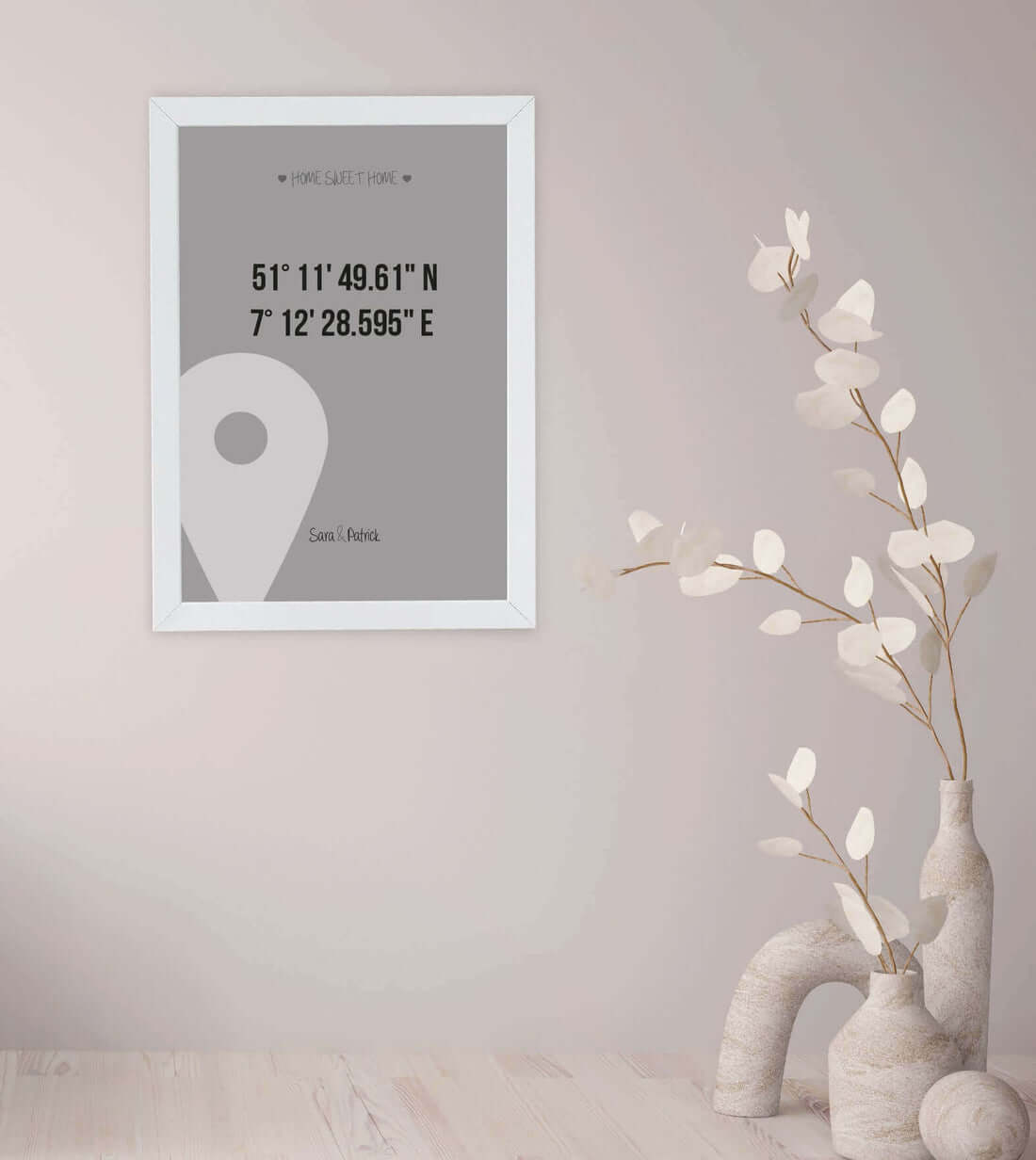 Anwendungsbild_Personalisiertes Bild "HOME SWEET HOME" - GPS, Bildfarbe: Weiß, Grau, Anthrazit/Schwarz, Bildgröße: 13x18cm, DIN A4, DIN A3, Bilderrahmen: Ohne Bilderrahmen, Bilderrahmen weiß, Bilderrahmen schwarz, Bilderrahmen weiß mit Passepartout, Bilde
