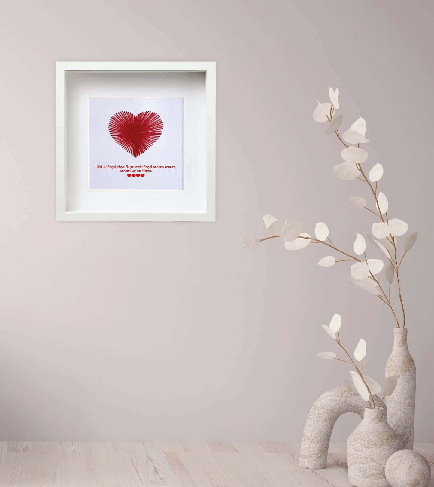 Anwendungsbild_Personalisiertes Bild "gesticktes Herz Muttertag", Bildgröße: 25x25cm, Bilderrahmen: Bilderrahmen weiß mit Passepartout, Bilderrahmen schwarz mit Passepartout, Copyright: 321geschenke.de