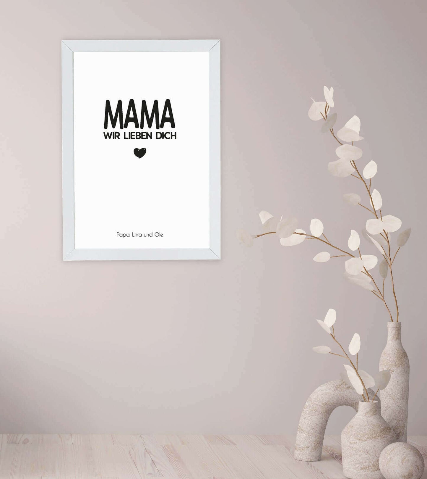 Anwendungsbild_Personalisiertes Bild "MAMA – Wir lieben dich", Bildgröße: 13x18cm, DIN A4, DIN A3, Bilderrahmen: Ohne Bilderrahmen, Bilderrahmen weiß, Bilderrahmen schwarz, Bilderrahmen weiß mit Passepartout, Bilderrahmen schwarz mit Passepartout, Copyrig