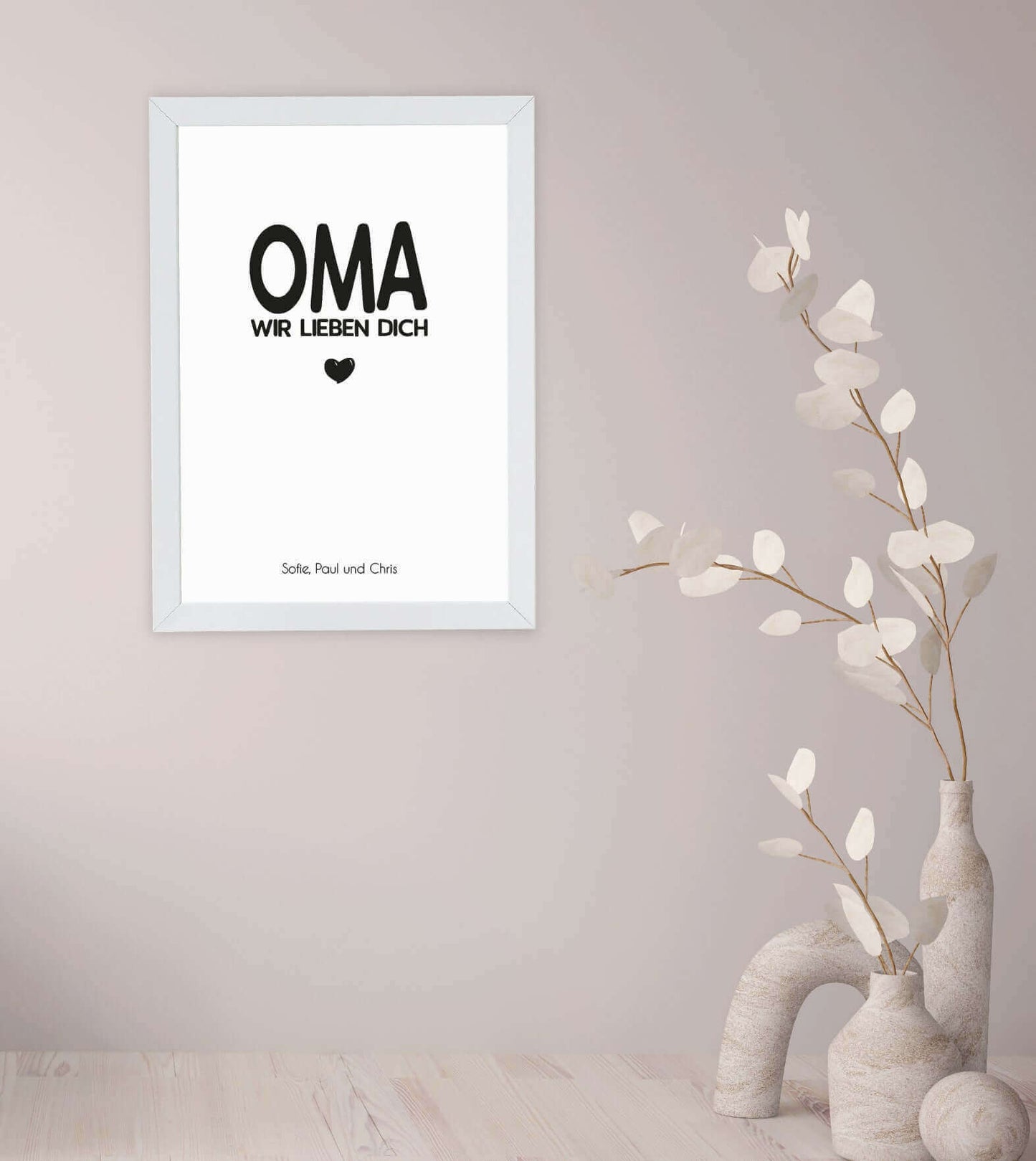 Anwendungsbild_Personalisiertes Bild "OMA – Wir lieben dich", Bildgröße: 13x18cm, DIN A4, DIN A3, Bilderrahmen: Ohne Bilderrahmen, Bilderrahmen weiß, Bilderrahmen schwarz, Bilderrahmen weiß mit Passepartout, Bilderrahmen schwarz mit Passepartout, Copyrigh