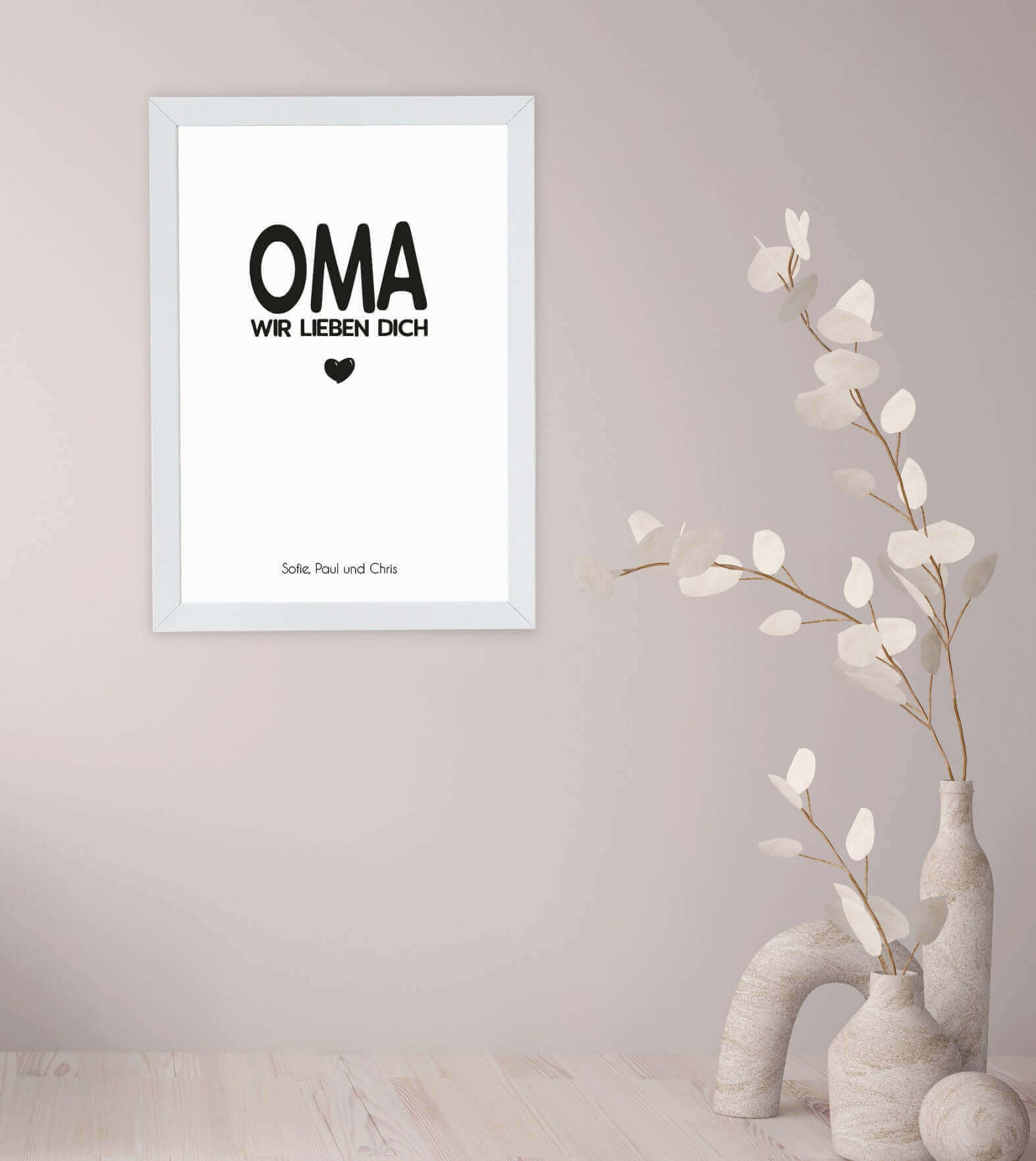 Anwendungsbild_Personalisiertes Bild "OMA – Wir lieben dich", Bildgröße: 13x18cm, DIN A4, DIN A3, Bilderrahmen: Ohne Bilderrahmen, Bilderrahmen weiß, Bilderrahmen schwarz, Bilderrahmen weiß mit Passepartout, Bilderrahmen schwarz mit Passepartout, Copyrigh