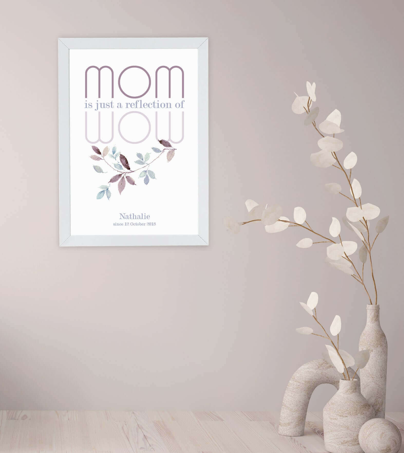 Anwendungsbild_Personalisiertes Bild "MOM = WOW", Bildfarbe: Weiß, Lila, Bildgröße: 13x18cm, DIN A4, DIN A3, Bilderrahmen: Ohne Bilderrahmen, Bilderrahmen weiß, Bilderrahmen schwarz, Bilderrahmen weiß mit Passepartout, Bilderrahmen schwarz mit Passepartou