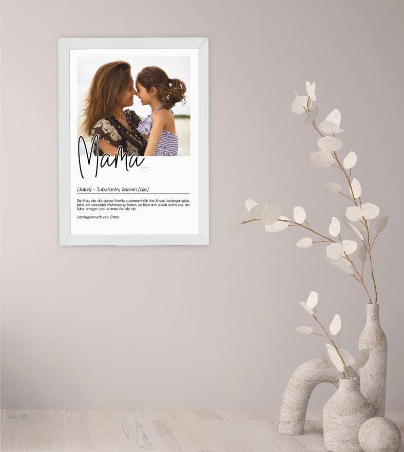 Anwendungsbild_Personalisiertes Foto-Poster "MAMA" mit Definition, Bildgröße: 13x18cm, DIN A4, DIN A3, Bilderrahmen: Ohne Bilderrahmen, Bilderrahmen weiß, Bilderrahmen schwarz, Bilderrahmen weiß mit Passepartout, Bilderrahmen schwarz mit Passepartout, Cop