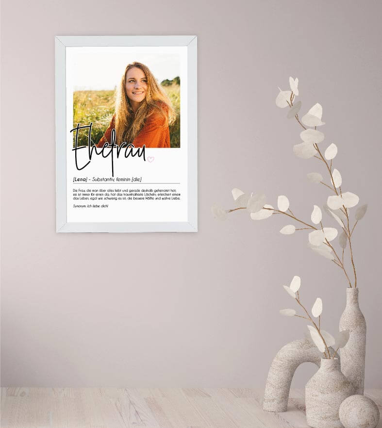 Anwendungsbild_Personalisiertes Foto-Poster "EHEFRAU" mit Definition, Bildgröße: 13x18cm, DIN A4, DIN A3, Bilderrahmen: Ohne Bilderrahmen, Bilderrahmen weiß, Bilderrahmen schwarz, Bilderrahmen weiß mit Passepartout, Bilderrahmen schwarz mit Passepartout,