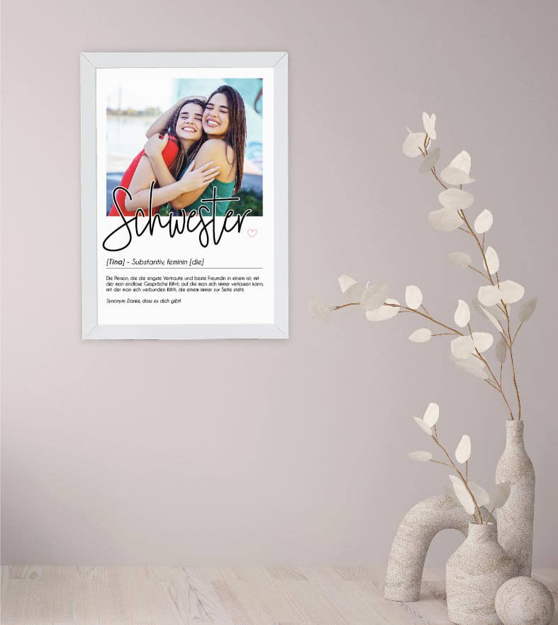 Anwendungsbild_Personalisiertes Foto-Poster "SCHWESTER" mit Definition, Bildgröße: 13x18cm, DIN A4, DIN A3, Bilderrahmen: Ohne Bilderrahmen, Bilderrahmen weiß, Bilderrahmen schwarz, Bilderrahmen weiß mit Passepartout, Bilderrahmen schwarz mit Passepartout