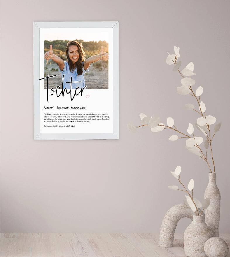 Anwendungsbild_Personalisiertes Foto-Poster "TOCHTER" mit Definition, Bildgröße: 13x18cm, DIN A4, DIN A3, Bilderrahmen: Ohne Bilderrahmen, Bilderrahmen weiß, Bilderrahmen schwarz, Bilderrahmen weiß mit Passepartout, Bilderrahmen schwarz mit Passepartout,