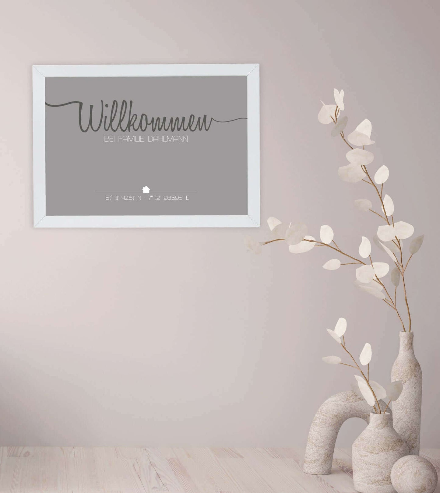Anwendungsbild_Personalisiertes Bild “WILLKOMMEN”, Bildfarbe: Anthrazit/Schwarz, Grau, Weiß, Bildgröße: 13x18cm, DIN A4, DIN A3, Bilderrahmen: Ohne Bilderrahmen, Bilderrahmen weiß ohne Passepartout, Bilderrahmen schwarz ohne Passepartout, Bilderrahmen weiß mit Passepartout, Bilderrahmen schwarz mit Passepartout,Copyright: 321geschenke.de