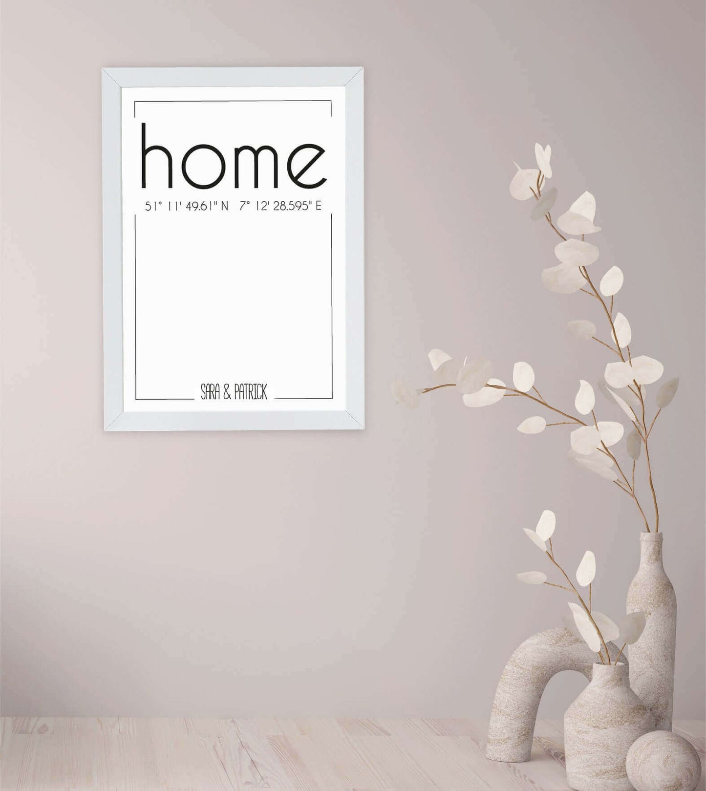 Anwendungsbild_Personalisiertes Koordinaten Bild “HOME”, “FAMILIE”, “LEBEN” oder “ZUHAUSE”, Bildfarbe: Anthrazit/Schwarz, Weiß, Bildgröße: 13x18cm, DIN A4, DIN A3, Bilderrahmen: Ohne Bilderrahmen, Bilderrahmen weiß ohne Passepartout, Bilderrahmen schwarz ohne Passepartout, Bilderrahmen weiß mit Passepartout, Bilderrahmen schwarz mit Passepartout, Copyright:321geschenke.de