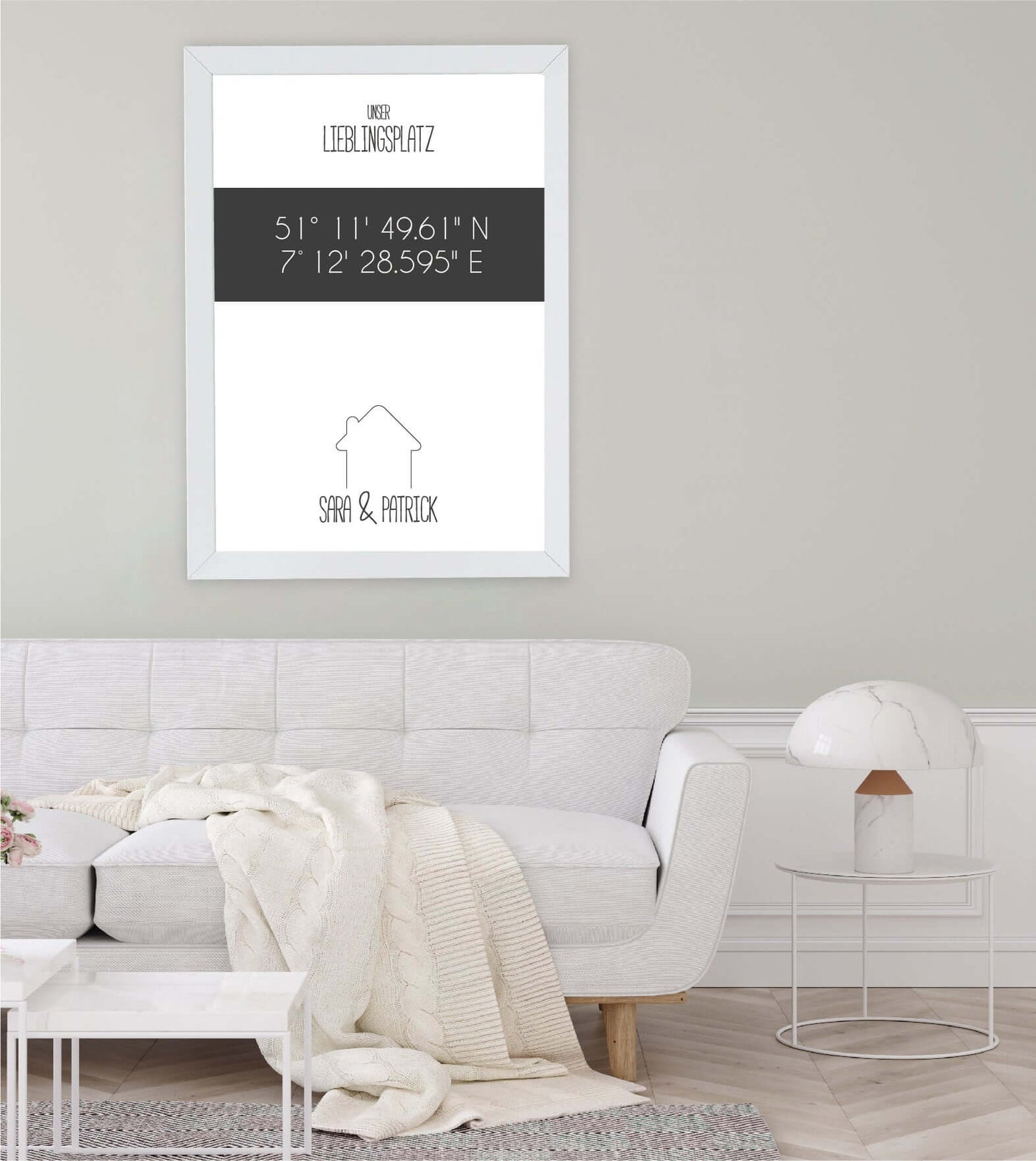 Anwendungsbild_Personalisiertes Koordinaten Bild “Lieblingsort Haus”, Bildfarbe: Anthrazit/Schwarz, Grau, Bildgröße: 13x18cm, DIN A4, DIN A3, Bilderrahmen: Ohne Bilderrahmen, Bilderrahmen weiß ohne Passepartout, Bilderrahmen schwarz ohne Passepartout, Copyright: 321geschenke.de