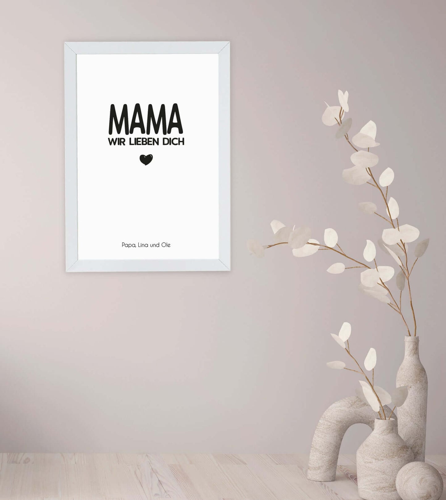 Anwendungsbild_Personalisiertes Bild “MAMA - Wir lieben dich”, Bildgröße: 13x18cm, DIN A4, DIN A3, Bilderrahmen: Ohne Bilderrahmen, Bilderrahmen weiß ohne Passepartout, Bilderrahmen schwarz ohne Passepartout, Bilderrahmen weiß mit Passepartout, Bilderrahmen schwarz mit Passepartout, ,Copyright: 321geschenke.de