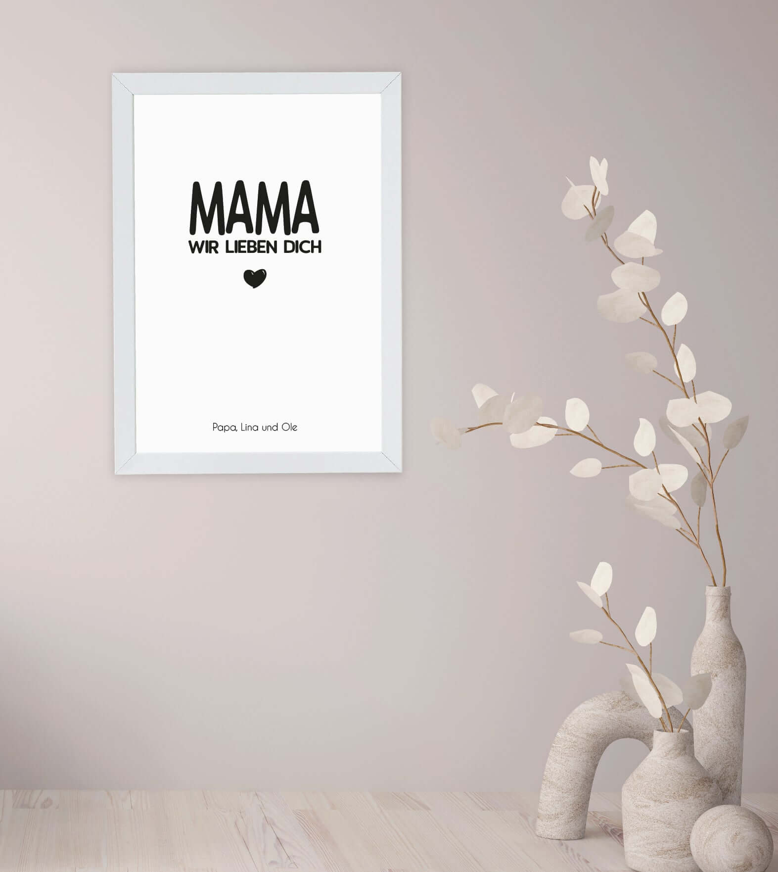 Anwendungsbild_Personalisiertes Bild “MAMA - Wir lieben dich”, Bildgröße: 13x18cm, DIN A4, DIN A3, Bilderrahmen: Ohne Bilderrahmen, Bilderrahmen weiß ohne Passepartout, Bilderrahmen schwarz ohne Passepartout, Bilderrahmen weiß mit Passepartout, Bilderrahmen schwarz mit Passepartout, ,Copyright: 321geschenke.de