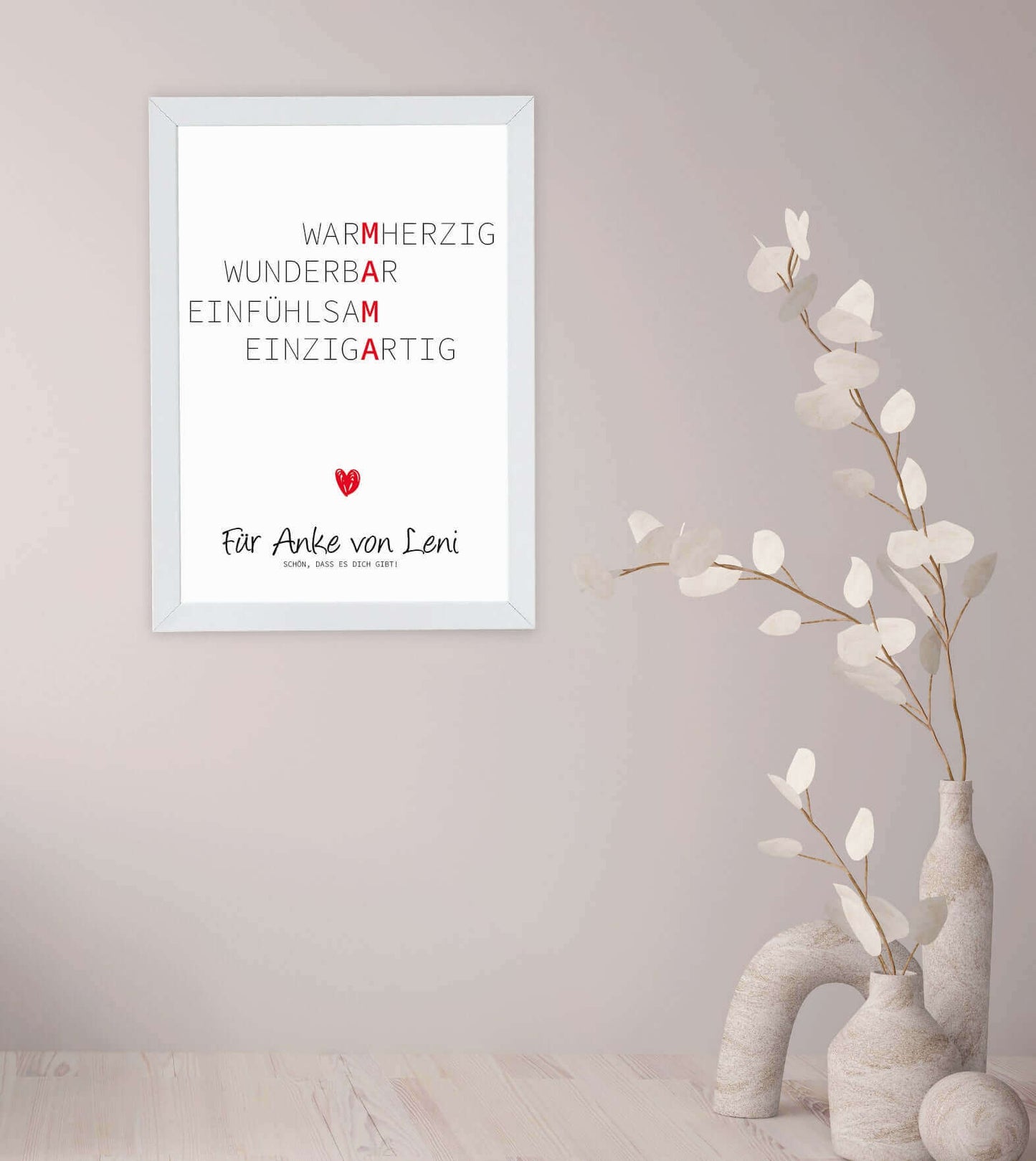 Anwendungsbild_Personalisiertes Bild Wörterposter" - MAMA, Bildfarbe: Weiß, Bildgröße: 13x18cm, DIN A4, DIN A3, Bilderrahmen: Ohne Bilderrahmen, Bilderrahmen weiß ohne Passepartout, Bilderrahmen schwarz ohne Passepartout, Bilderrahmen weiß mit Passepartou