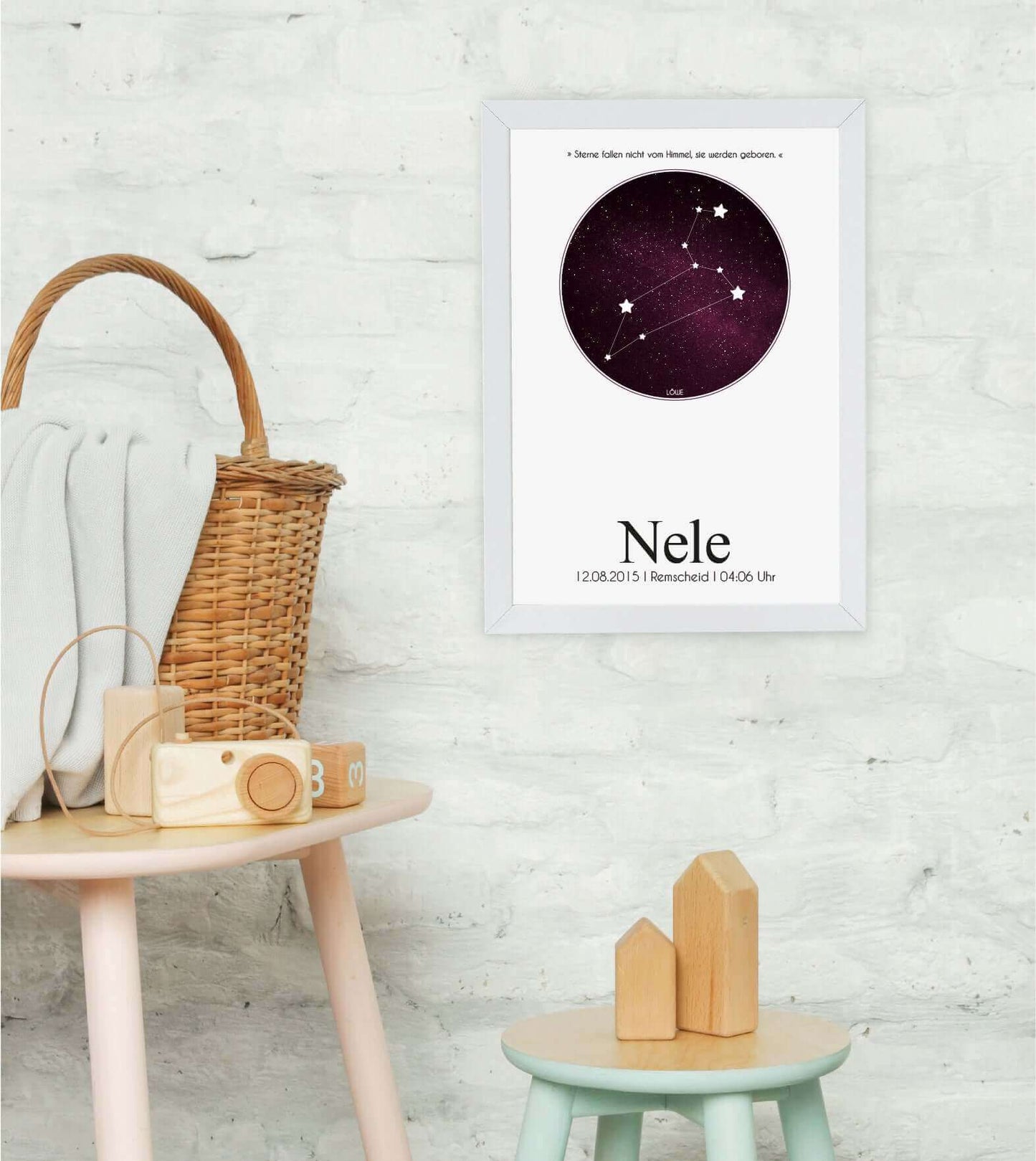 Anwendungsbild, Personalisiertes Bild “Sternzeichen”, Bildfarbe: Anthrazit/Schwarz, Gelb, Grün, Magenta, Blau, Bildgröße: 13x18cm, DIN A4, DIN A3, Bilderrahmen: Ohne Bilderrahmen, Bilderrahmen weiß ohne Passepartout, Bilderrahmen schwarz ohne Passepartout
