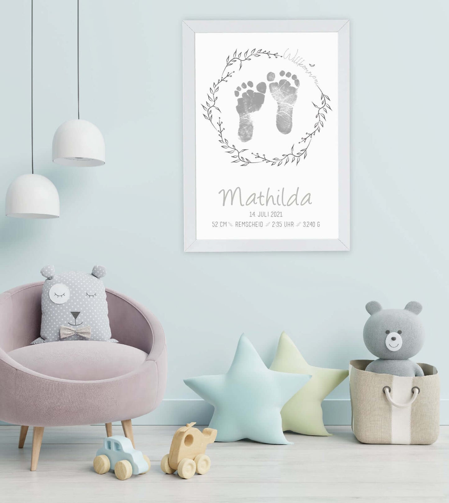 Anwendungsbild_Personalisiertes Bild “Baby-Fußabdruck”, Bildgröße: DIN A4, DIN A3, Bilderrahmen: Ohne Bilderrahmen, Bilderrahmen weiß ohne Passepartout, Bilderrahmen schwarz ohne Passepartout, Copyright: 321geschenke.de