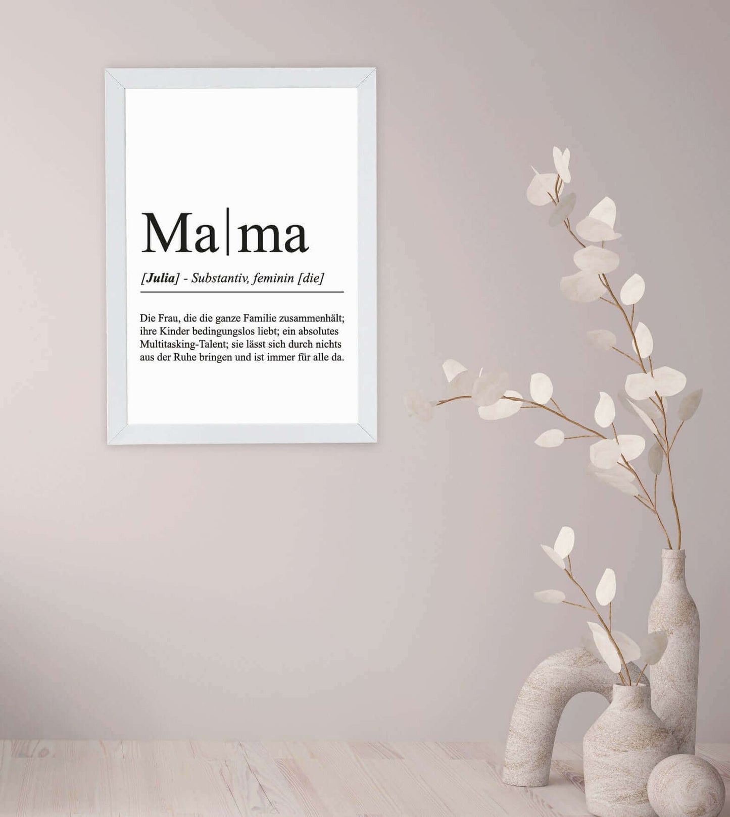 Anwendungsbild_Personalisiertes Bild “Definition MAMA”, Bildfarbe: Weiß, Bildgröße: 13x18cm, DIN A4, DIN A3, Bilderrahmen: Ohne Bilderrahmen, Bilderrahmen weiß ohne Passepartout, Bilderrahmen schwarz ohne Passepartout, Bilderrahmen weiß mit Passepartout, Bilderrahmen schwarz mit Passepartout, Copyright:321geschenke.de
