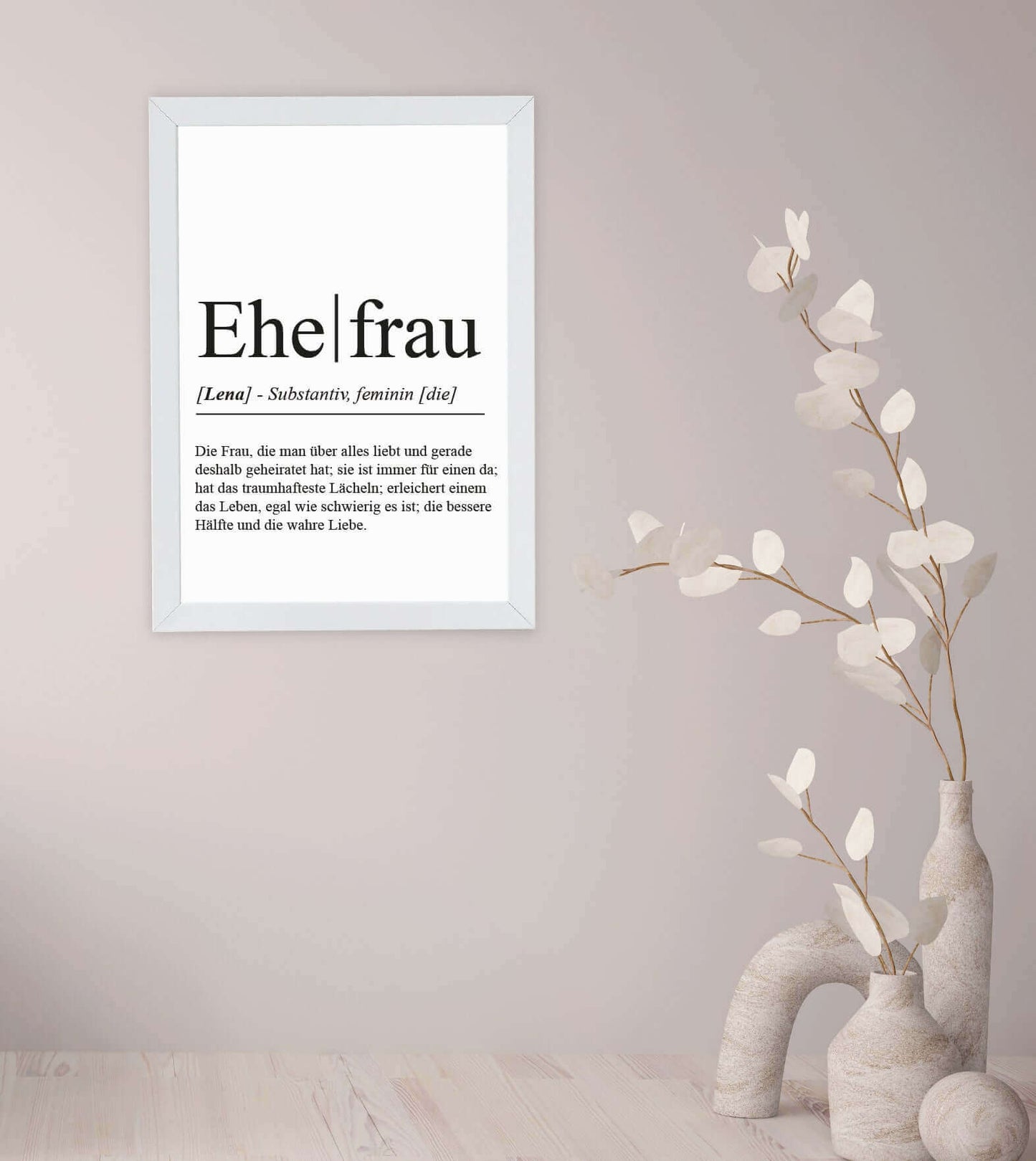 Anwendungsbild_Personalisiertes Bild “Definition EHEFRAU”, Bildfarbe: Weiß, Bildgröße: 13x18cm, DIN A4, DIN A3, Bilderrahmen: Ohne Bilderrahmen, Bilderrahmen weiß ohne Passepartout, Bilderrahmen schwarz ohne Passepartout, Bilderrahmen weiß mit Passepartout, Bilderrahmen schwarz mit Passepartout, Copyright:321geschenke.de