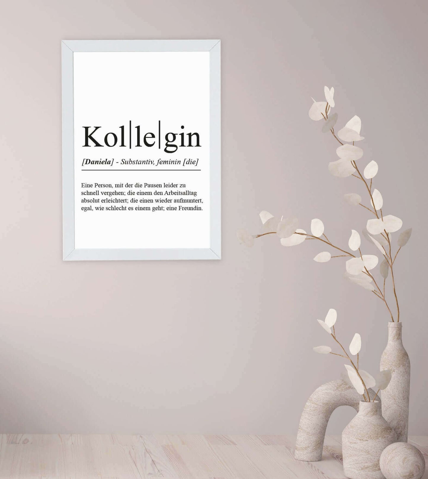 Anwendungsbild_Personalisiertes Bild “Definition KOLLEGIN”, Bildfarbe: Weiß, Bildgröße: 13x18cm, DIN A4, DIN A3, Bilderrahmen: Ohne Bilderrahmen, Bilderrahmen weiß ohne Passepartout, Bilderrahmen schwarz ohne Passepartout, Bilderrahmen weiß mit Passepartout, Bilderrahmen schwarz mit Passepartout, Copyright:321geschenke.de