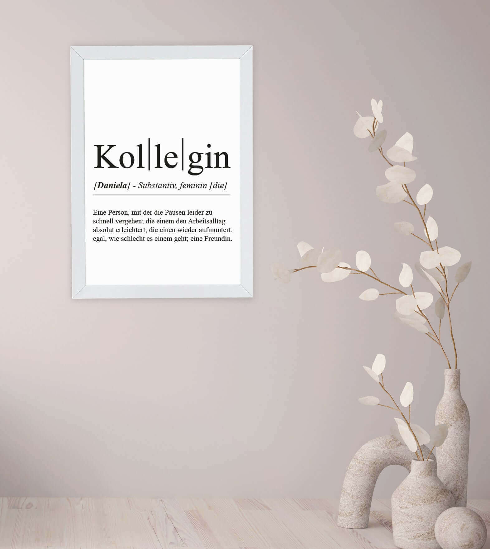 Anwendungsbild_Personalisiertes Bild “Definition KOLLEGIN”, Bildfarbe: Weiß, Bildgröße: 13x18cm, DIN A4, DIN A3, Bilderrahmen: Ohne Bilderrahmen, Bilderrahmen weiß ohne Passepartout, Bilderrahmen schwarz ohne Passepartout, Bilderrahmen weiß mit Passepartout, Bilderrahmen schwarz mit Passepartout, Copyright:321geschenke.de