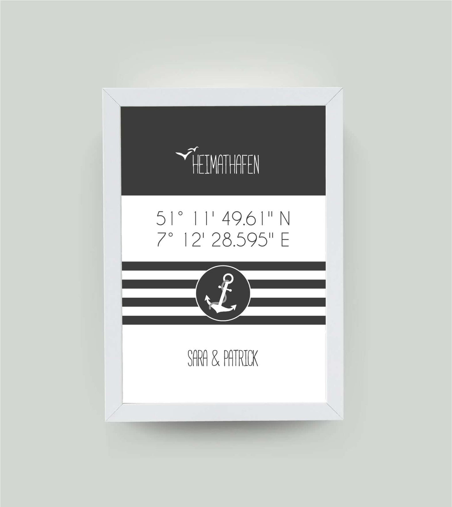 Personalisiertes Koordinaten Bild “HEIMATHAFEN” mit Anker gestreift, Bildfarbe: Anthrazit/Schwarz, Bildgröße: 13x18cm, Bilderrahmen: Ohne Bilderrahmen, Copyright:321geschenke.de