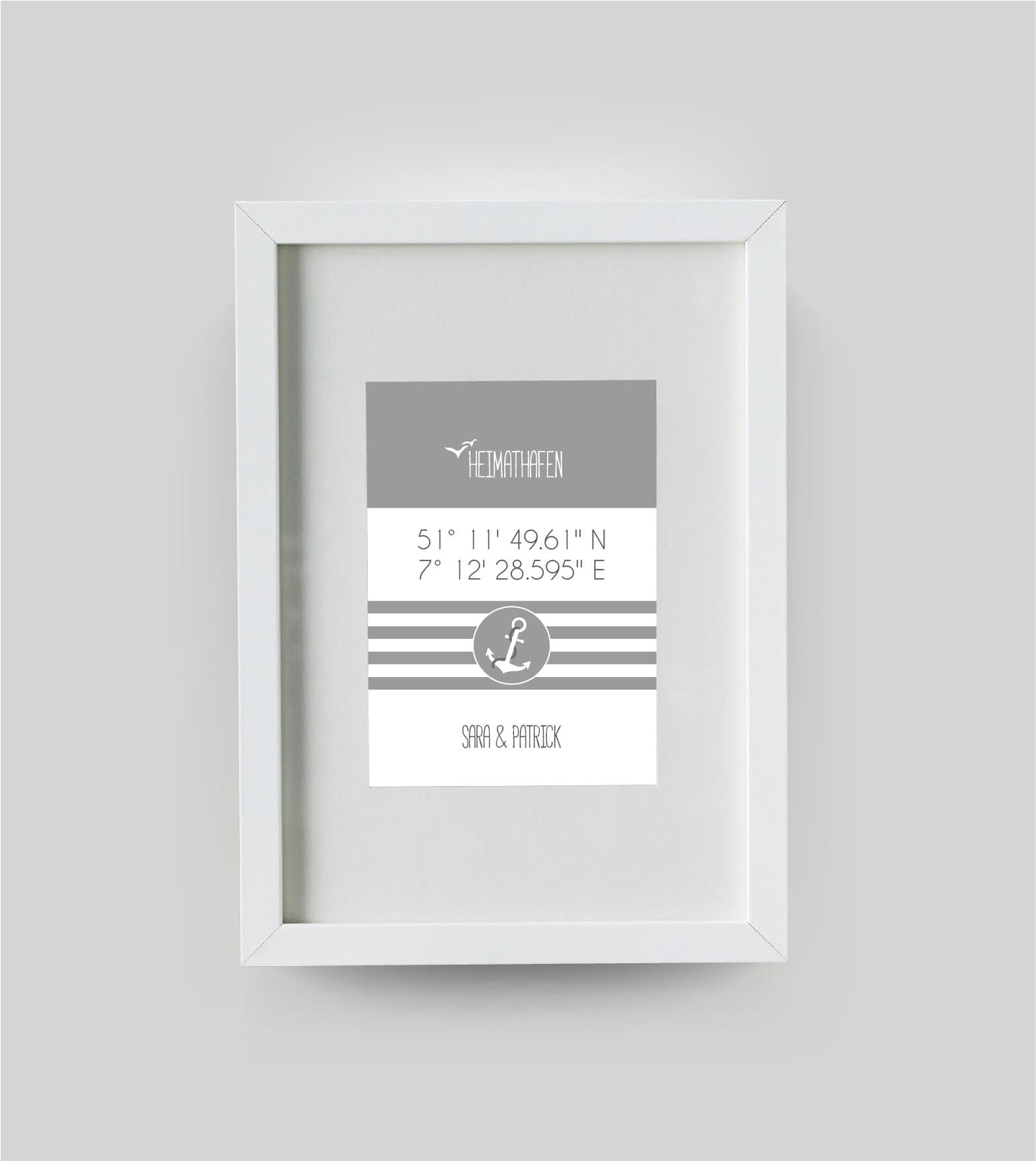 Personalisiertes Koordinaten Bild “HEIMATHAFEN” mit Anker gestreift, Bildfarbe: Grau, Bildgröße: DIN A4, Bilderrahmen: Bilderrahmen weiß mit Passepartout, Copyright:321geschenke.de