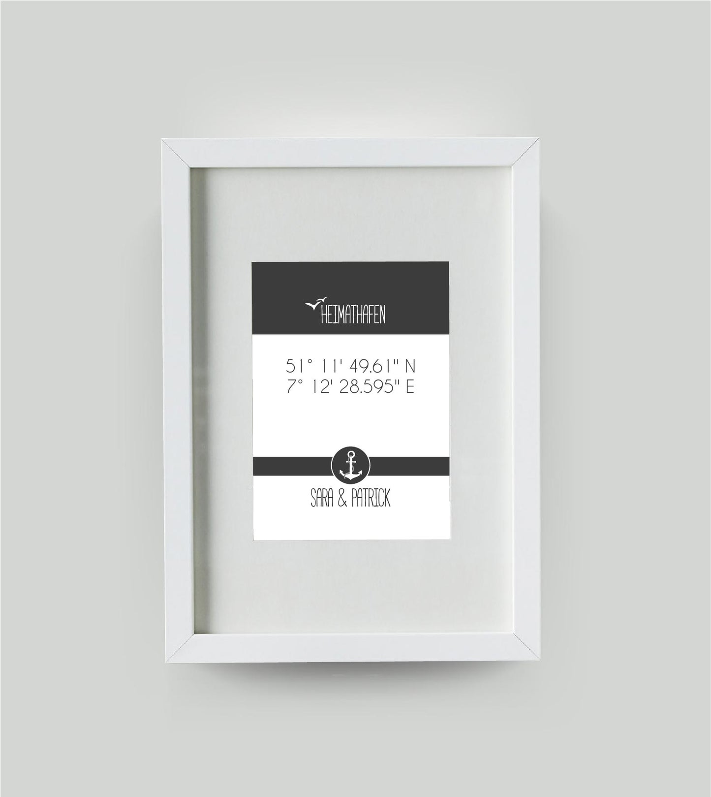 Personalisiertes Koordinaten Bild “HEIMATHAFEN” mit Anker, Bildfarbe: Anthrazit/Schwarz, Bildgröße: DIN A4, Bilderrahmen: Bilderrahmen weiß mit Passepartout, Copyright:321geschenke.de