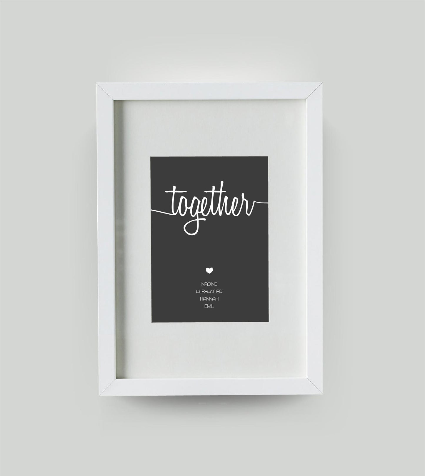 Personalisiertes Familienbild “TOGETHER”, Bildfarbe: Anthrazit/Schwarz, Bildgröße: DIN A4, Bilderrahmen: Bilderrahmen weiß mit Passepartout, Copyright:321geschenke.de