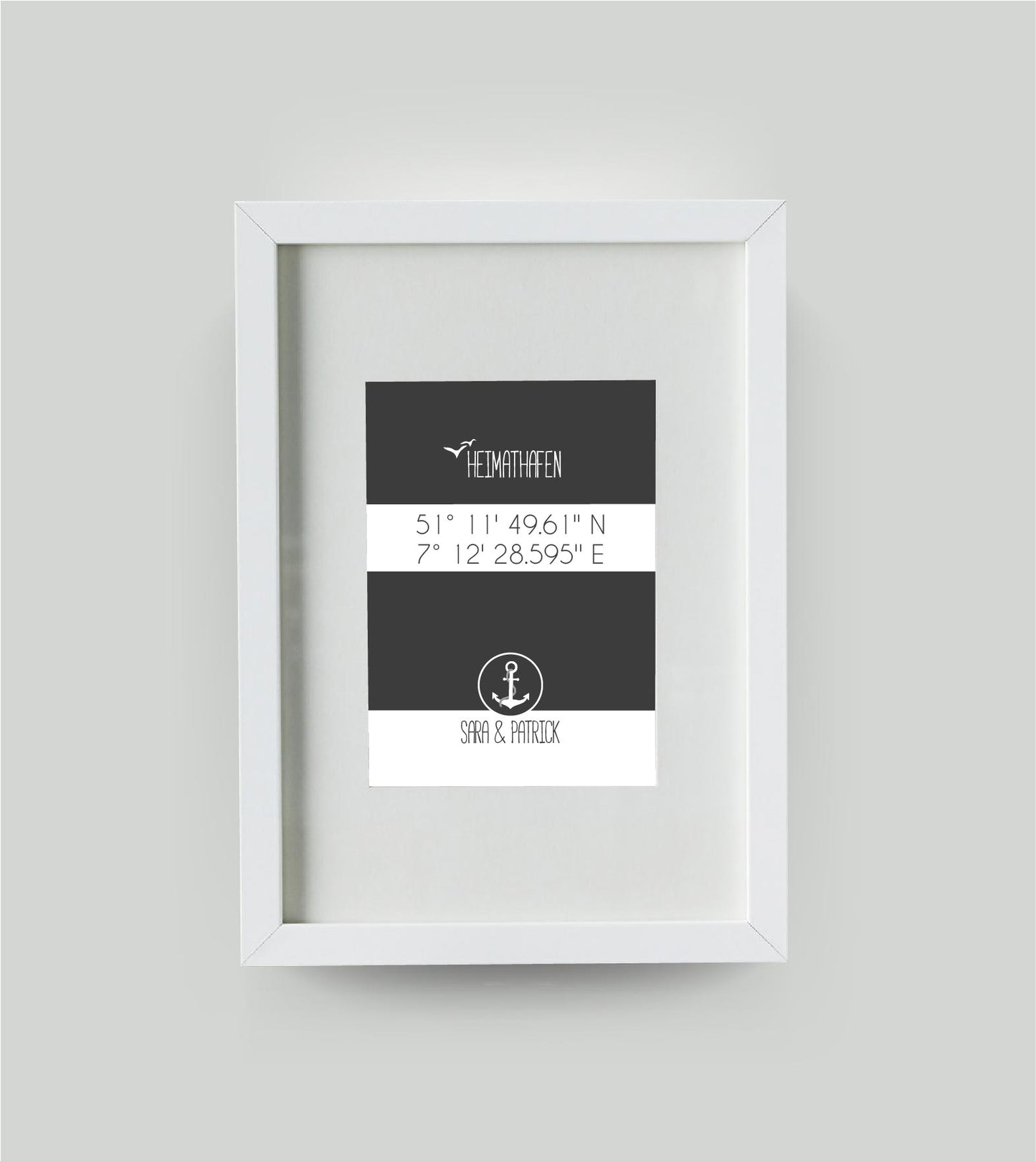 Personalisiertes Koordinaten Bild “HEIMATHAFEN” mit Anker, Bildfarbe: Anthrazit/Schwarz, Bildgröße: DIN A4, Bilderrahmen: Bilderrahmen weiß mit Passepartout, Copyright:321geschenke.de