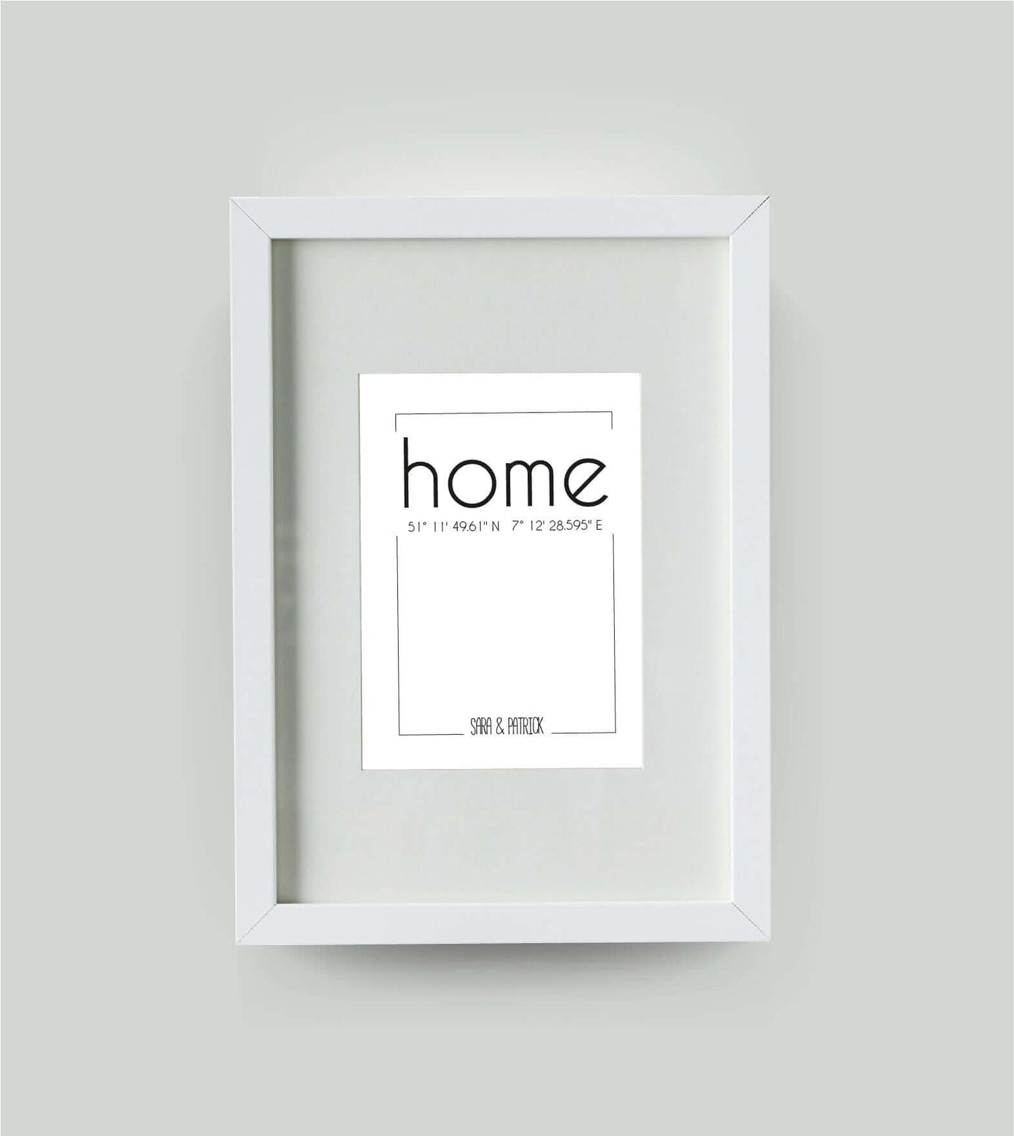 Personalisiertes Koordinaten Bild “HOME”, “FAMILIE”, “LEBEN” oder “ZUHAUSE”, Bildfarbe: Weiß, Bildgröße: DIN A4, Bilderrahmen: Bilderrahmen weiß mit Passepartout, Copyright:321geschenke.de