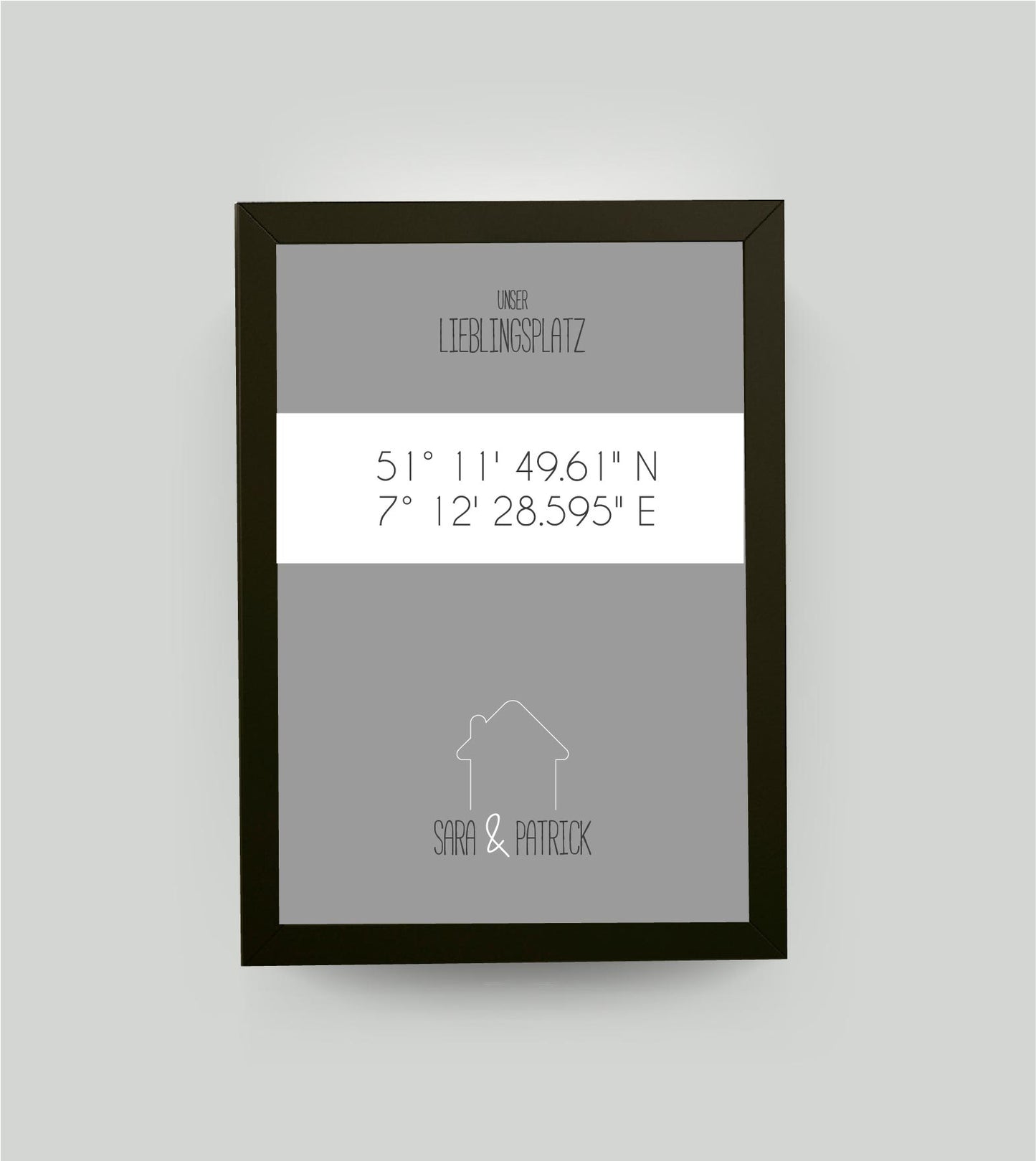 Personalisiertes Koordinaten Bild “Lieblingsplatz Haus”, Bildfarbe: Grau, Bildgröße: 13x18cm, Bilderrahmen: Bilderrahmen schwarz ohne Passepartout, Copyright: 321geschenke.de