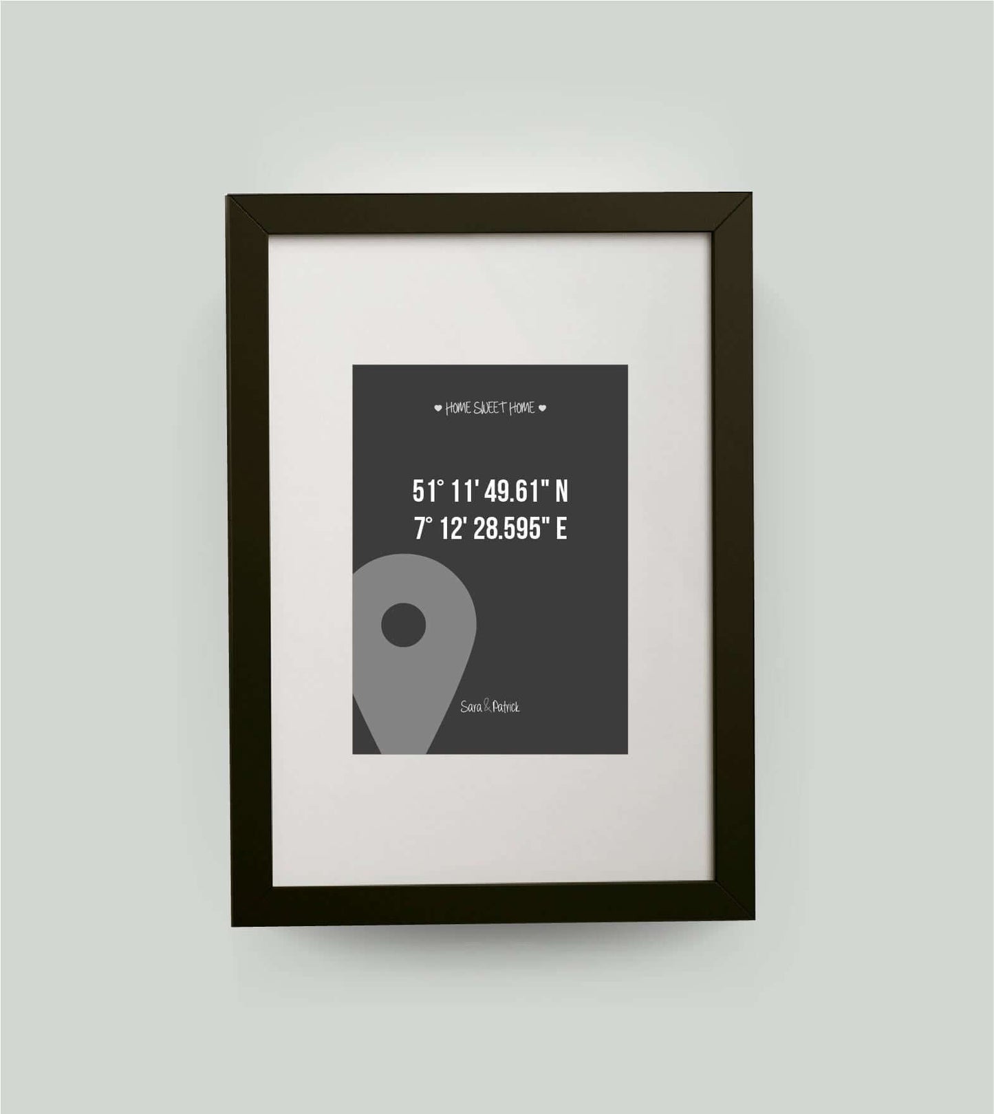 Personalisiertes Bild "HOME SWEET HOME GPS" in schwarz/anthrazit, 13x18cm, mit Rahmen schwarz 21x30cm, mit Passepartout, Copyright: 321geschenke.de