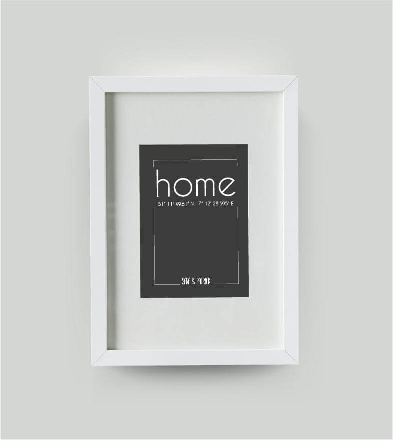Personalisiertes Koordinaten Bild “HOME”, “FAMILIE”, “LEBEN” oder “ZUHAUSE”, Bildfarbe: Anthrazit/Schwarz, Bildgröße: DIN A4, Bilderrahmen: Bilderrahmen weiß mit Passepartout, Copyright:321geschenke.de