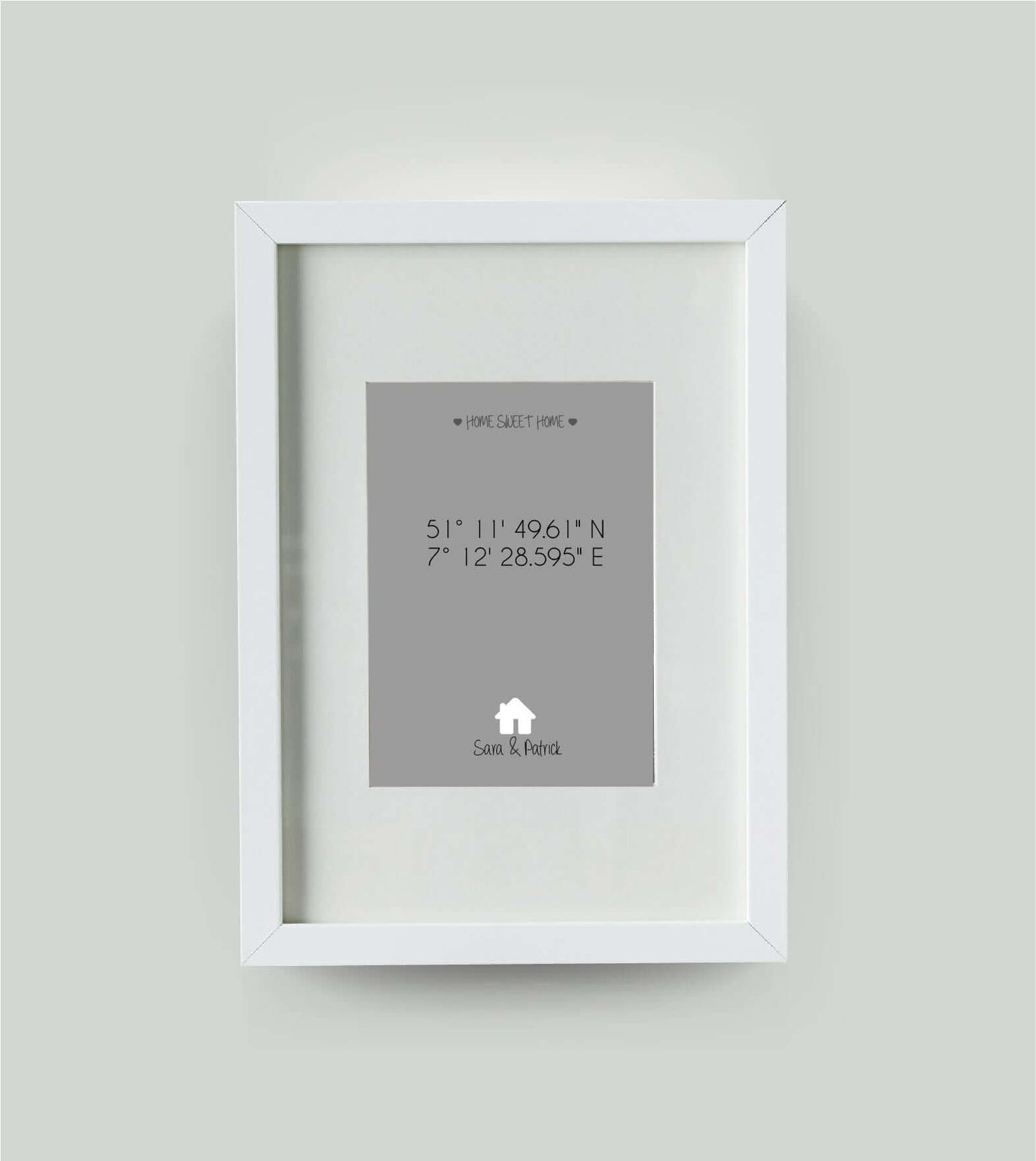 Personalisiertes Bild "HOME SWEET HOME HAUS" in grau, 13x18cm, mit Rahmen weiß 21x30cm, mit Passepartout, Copyright: 321geschenke.de