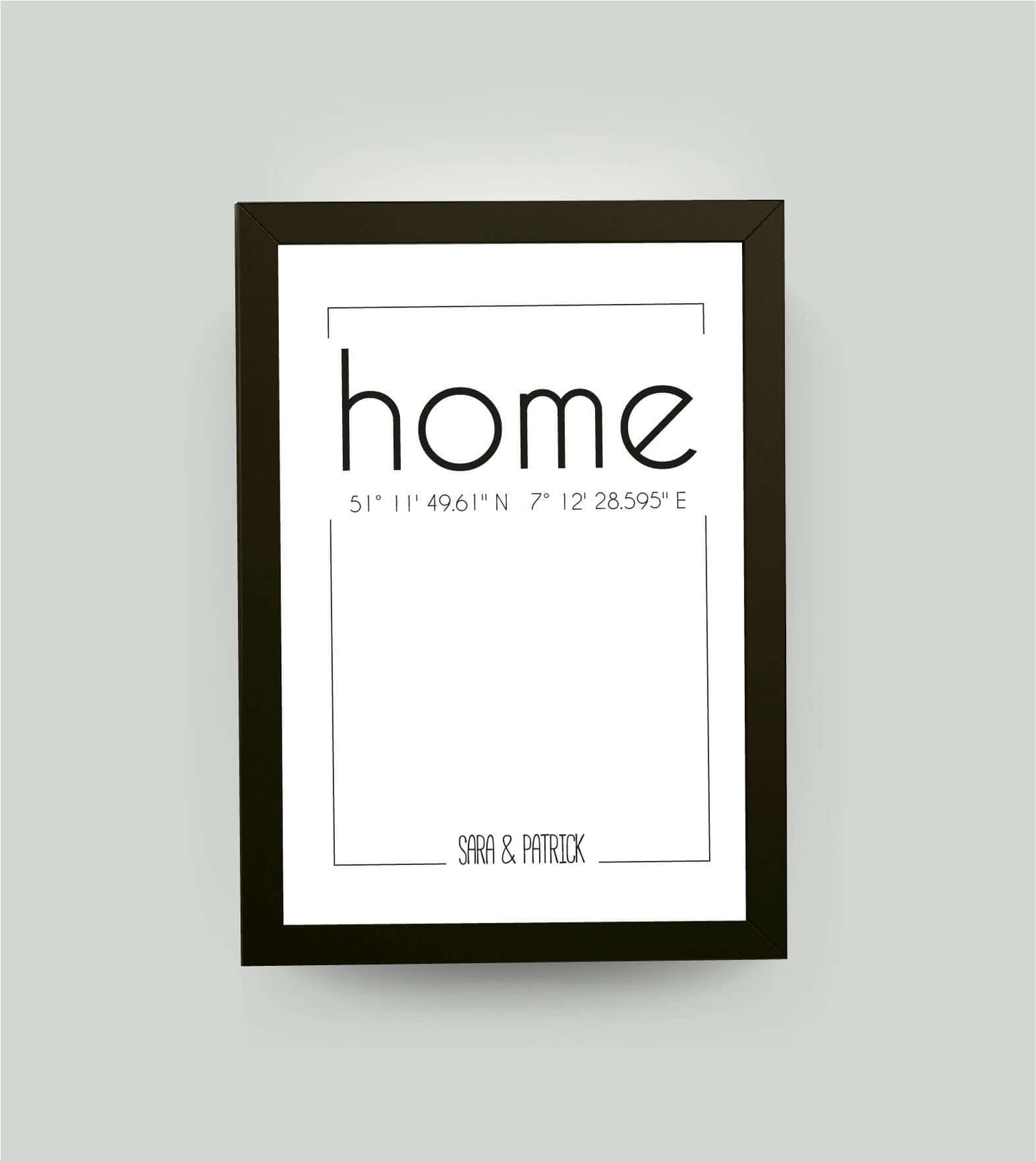 Personalisiertes Koordinaten Bild “HOME”, “FAMILIE”, “LEBEN” oder “ZUHAUSE”, Bildfarbe: Weiß, Bildgröße: 13x18cm, Bilderrahmen: Bilderrahmen schwarz ohne Passepartout, Copyright:321geschenke.de