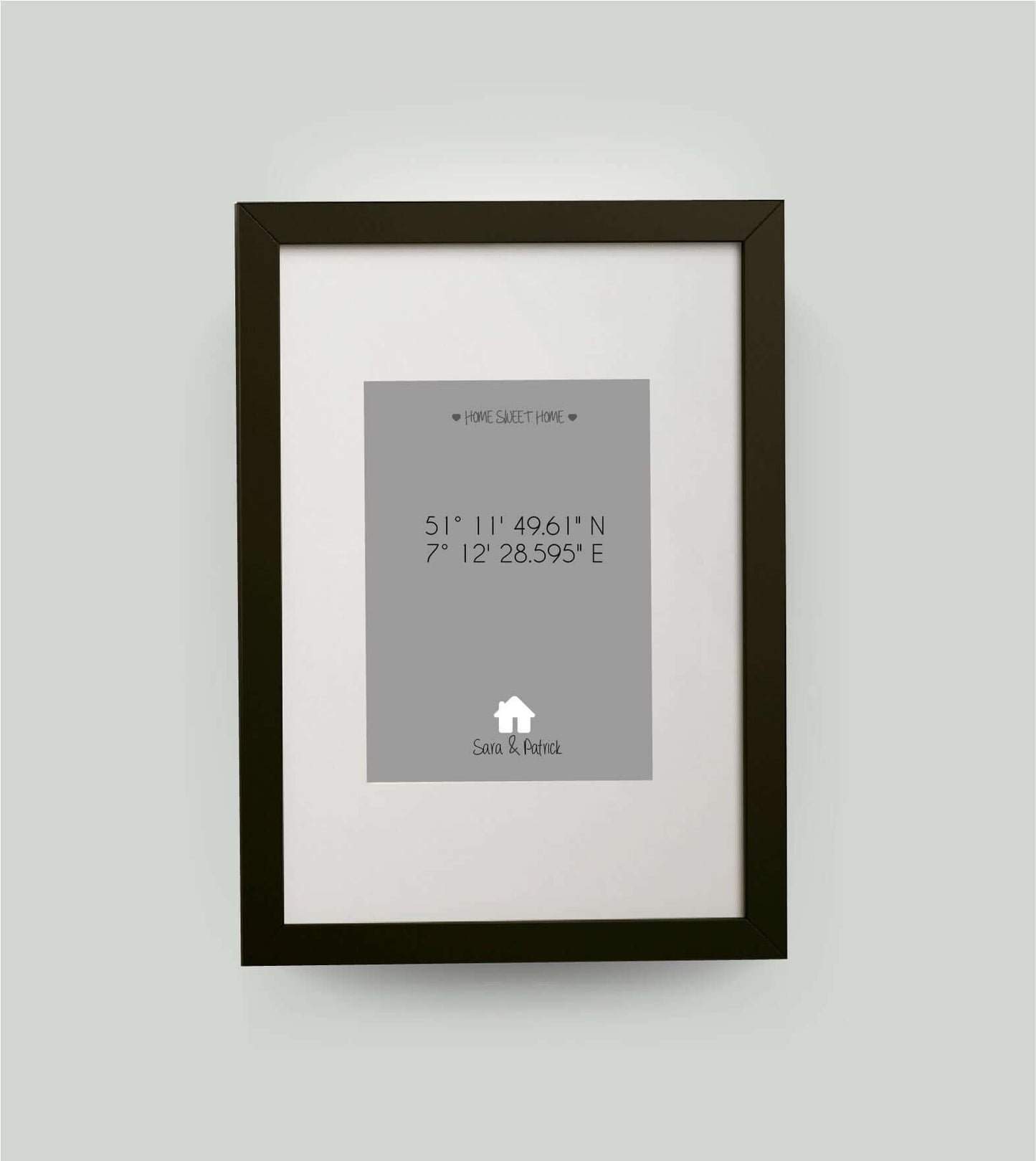 Personalisiertes Bild "HOME SWEET HOME HAUS" in grau, 13x18cm, mit Rahmen schwarz 21x30cm, mit Passepartout, Copyright: 321geschenke.de