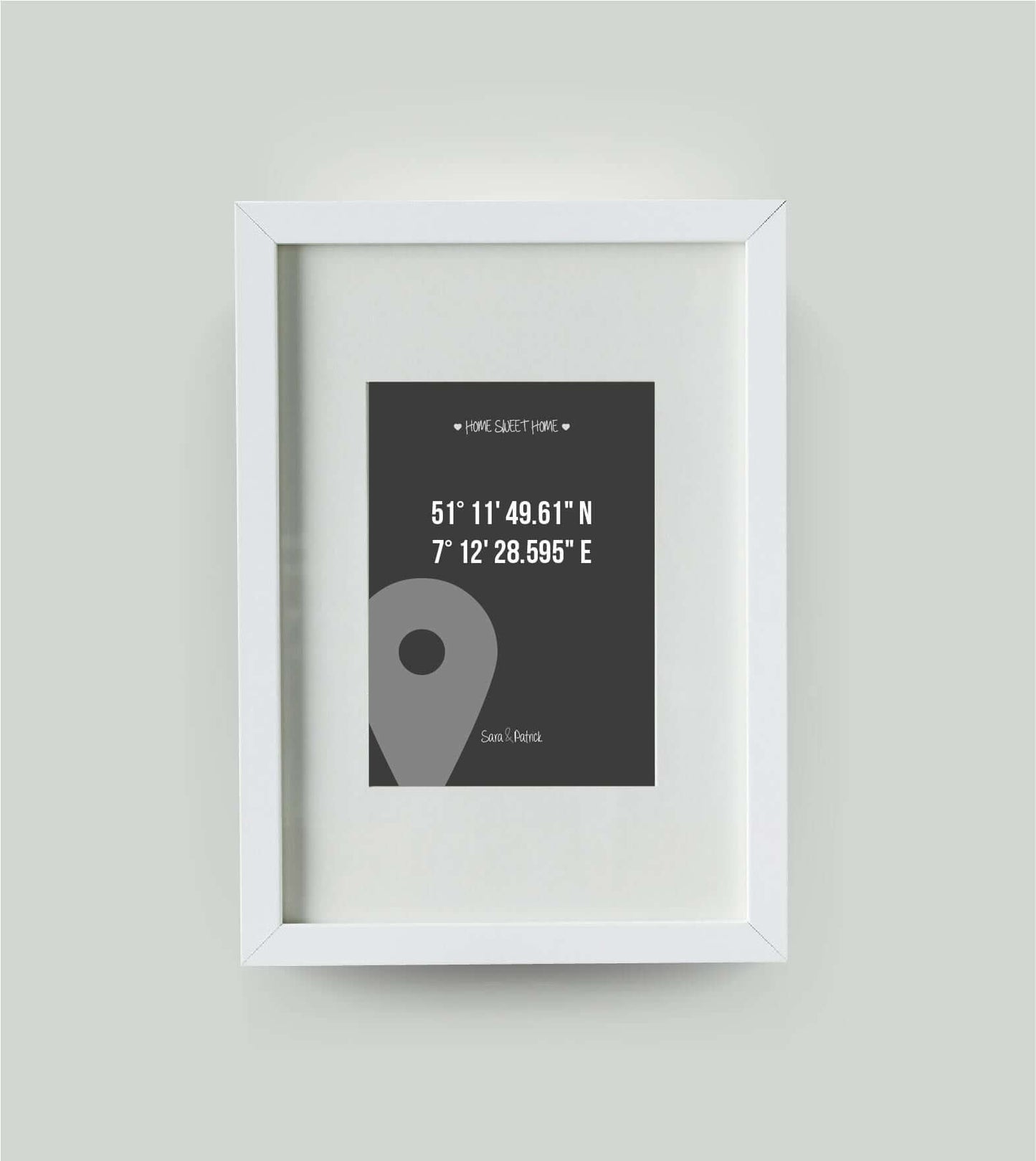 Personalisiertes Bild "HOME SWEET HOME GPS" in schwarz/anthrazit, 13x18cm, mit Rahmen weiß 21x30cm, mit Passepartout, Copyright: 321geschenke.de