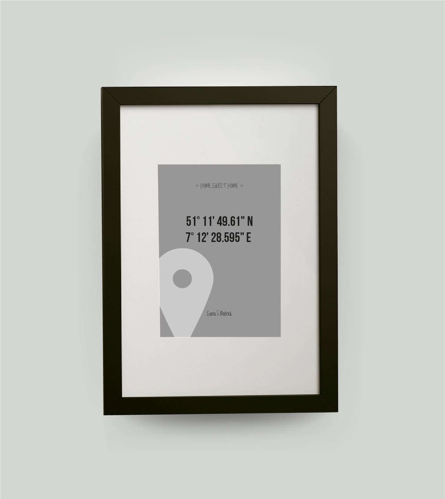 Personalisiertes Bild "HOME SWEET HOME GPS" in grau, 13x18cm, mit Rahmen schwarz 21x30cm, mit Passepartout, Copyright: 321geschenke.de