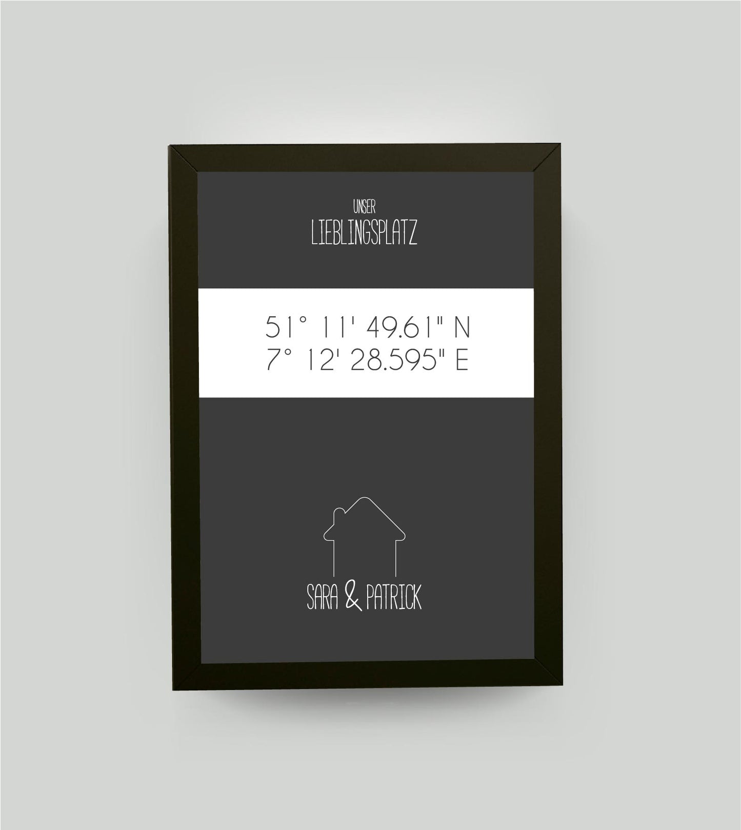 Personalisiertes Koordinaten Bild “Lieblingsplatz Haus”, Bildfarbe: Anthrazit/Schwarz, Bildgröße: 13x18cm, Bilderrahmen: Bilderrahmen schwarz ohne Passepartout, Copyright: 321geschenke.de