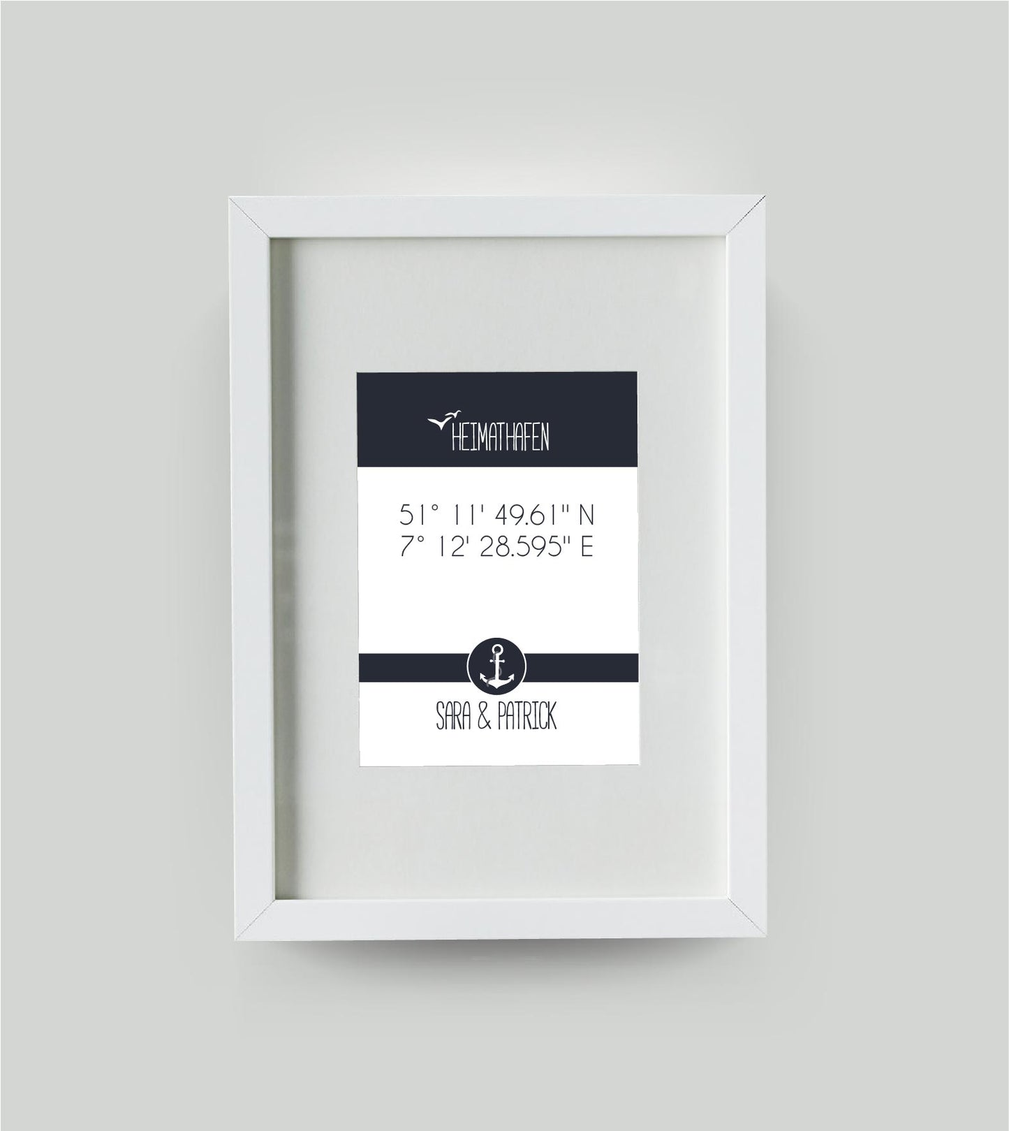Personalisiertes Koordinaten Bild “HEIMATHAFEN” mit Anker, Bildfarbe: Maritime/Blau, Bildgröße: DIN A4, Bilderrahmen: Bilderrahmen weiß mit Passepartout, Copyright:321geschenke.de