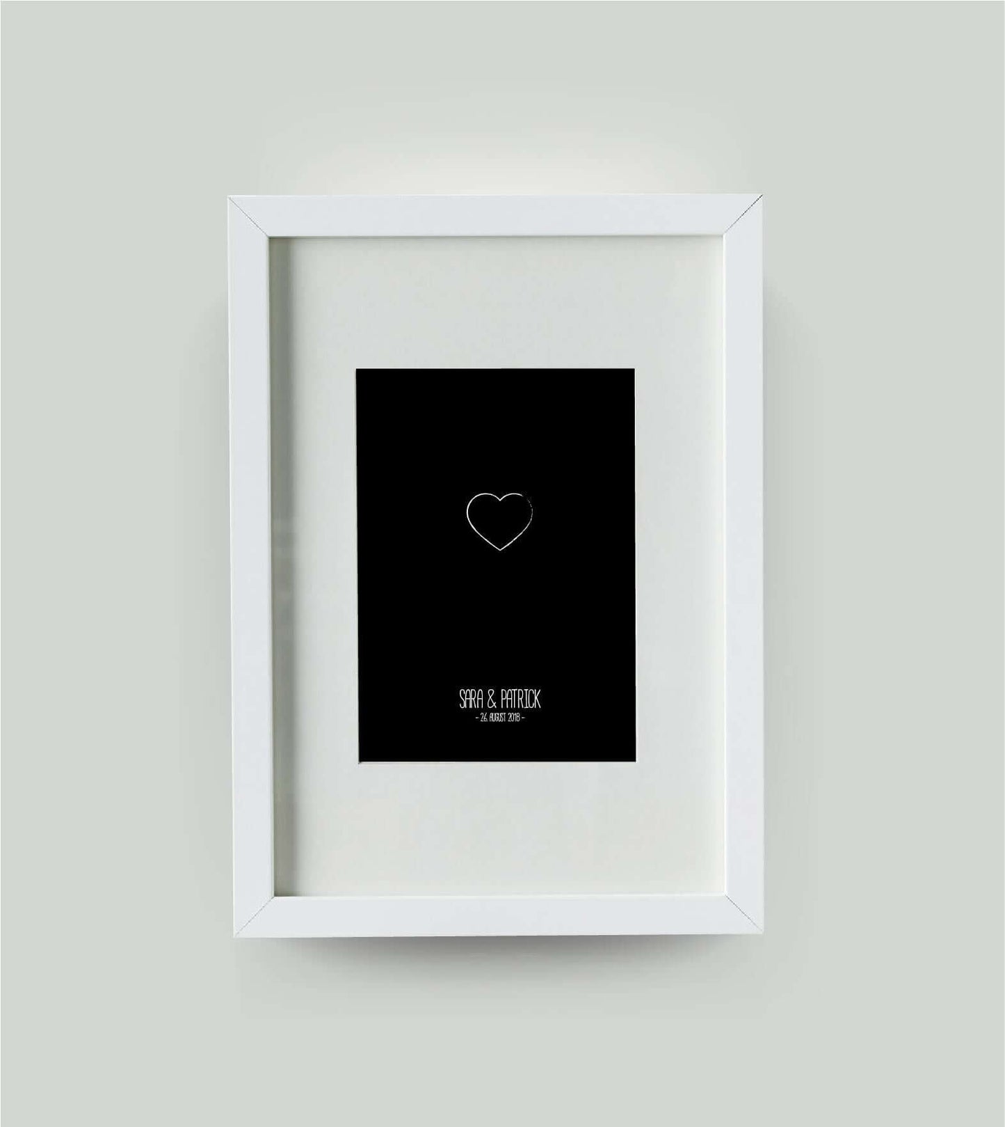 Personalisiertes Bild „Herz mit Name und Datum”, Bildfarbe: Schwarz, Bildgröße: DIN A4, Bilderrahmen: Bilderrahmen weiß mit Passepartout,Copyright: 321geschenke.de