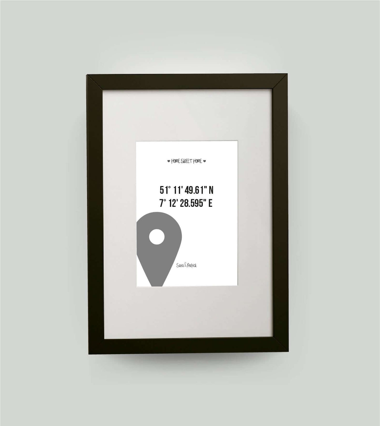 Personalisiertes Bild "HOME SWEET HOME GPS" in weiß, 13x18cm, mit Rahmen schwarz 21x30cm, mit Passepartout, Copyright: 321geschenke.de