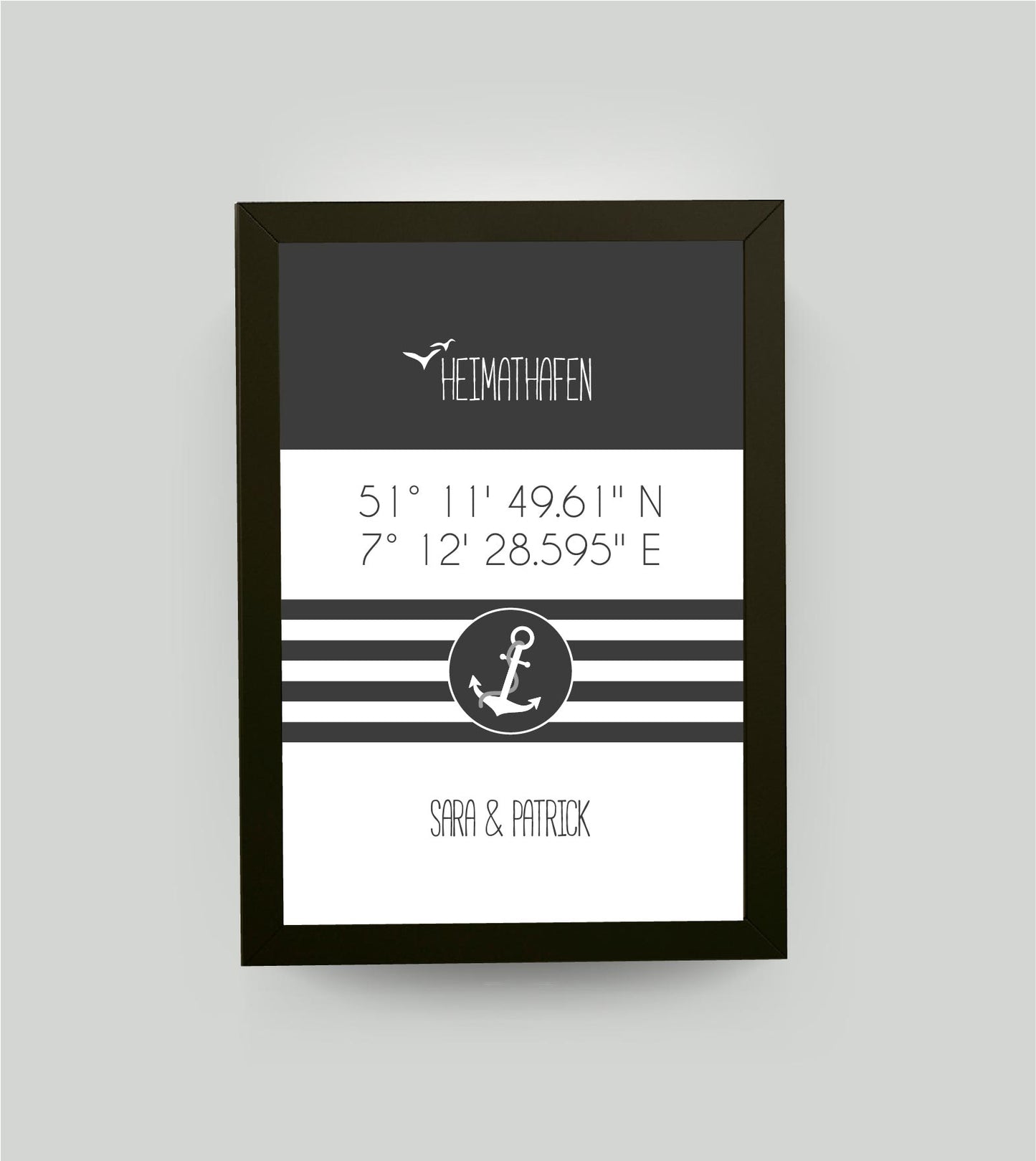 Personalisiertes Koordinaten Bild “HEIMATHAFEN” mit Anker gestreift, Bildfarbe: Anthrazit/Schwarz, Bildgröße: 13x18cm, Bilderrahmen: Bilderrahmen schwarz ohne Passepartout, Copyright:321geschenke.de
