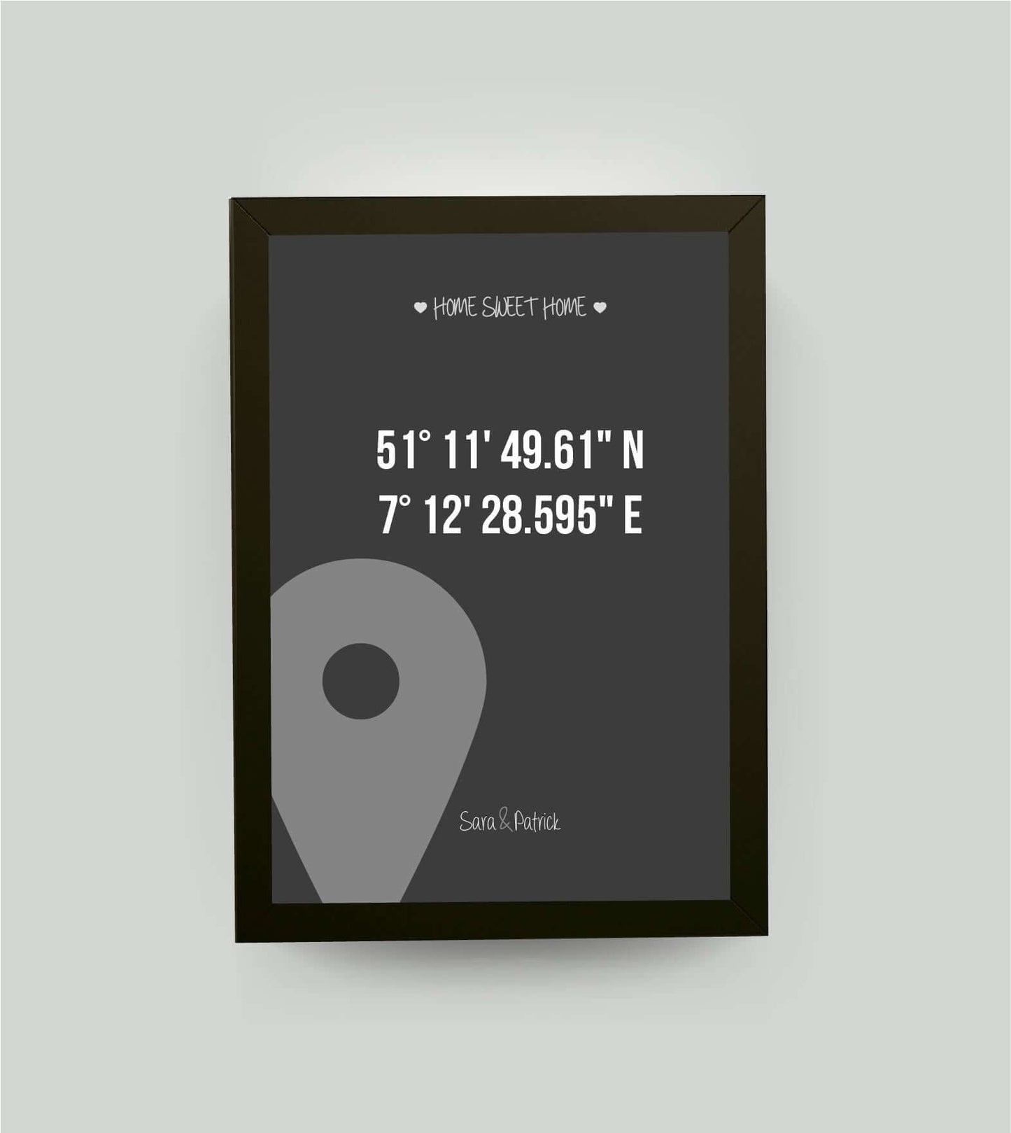 Personalisiertes Bild "HOME SWEET HOME GPS" in schwarz/anthrazit, DIN A4, mit Rahmen schwarz 21x30cm, ohne Passepartout, Copyright: 321geschenke.de